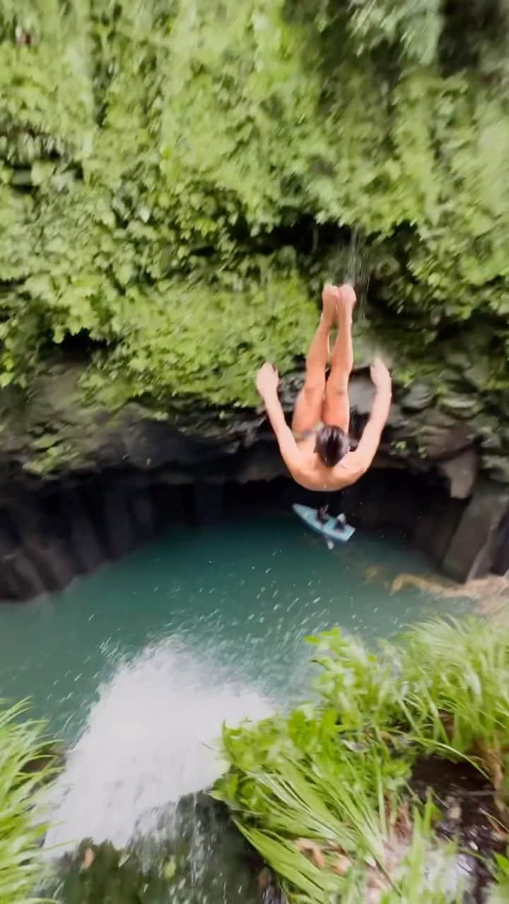 レッドブルのインスタグラム：「超危険⚠️な滝壺ダイブのポイントをチェック👀💦 @kyo_39   #RedBullCliffDiving World Series🌏 高千穂大会が8月3日に開催🇯🇵⚡️  決勝の模様はRed Bull TVでライブ配信📺 詳細はプロフィール🔗から✔️  #レッドブル #翼をさずける #高千穂峡 #クリフダイブ #ダイビング」