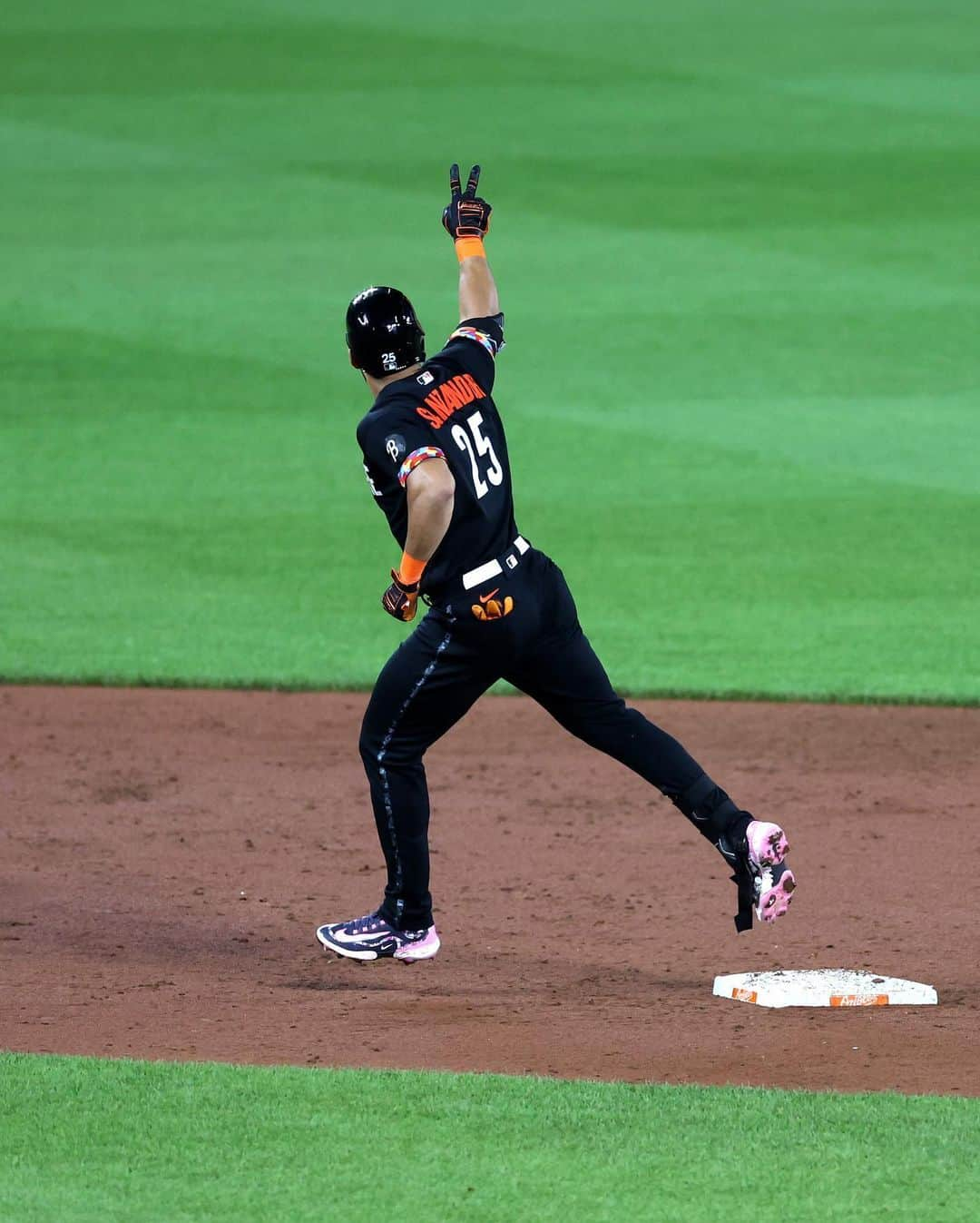 MLBさんのインスタグラム写真 - (MLBInstagram)「Some magic on Friday night from your 1st place @orioles. Pure electricity in Birdland. #walkoff 🔥」7月29日 13時32分 - mlb