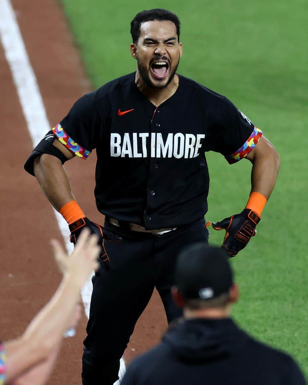 MLBさんのインスタグラム写真 - (MLBInstagram)「Some magic on Friday night from your 1st place @orioles. Pure electricity in Birdland. #walkoff 🔥」7月29日 13時32分 - mlb