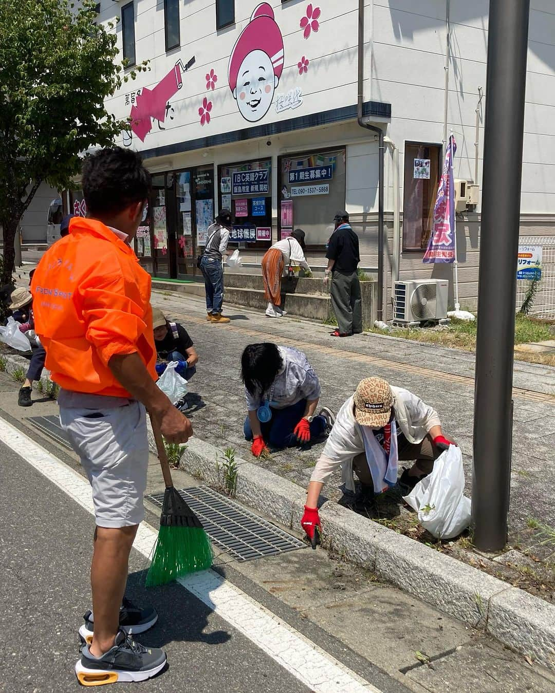 松山三四六さんのインスタグラム写真 - (松山三四六Instagram)「🐝  三四朗と クマンバチの会 in 飯島町🤔  街をキレイに掃除して🧹 僕が作ったカレーを みんなでいただく🍛  カレーは大人500円 すべて児童施設に寄付☺️ 子どもはもちろん無料🆓  朝7時から仕込んだけど、 めちゃくちゃ美味しく出来ました😉  参加されたみなさん ありがとうございました😊  次回は 9月16日🌕 高森町にある 禅道会空手道場にて、  僕の少年柔道セミナー🥋と、 三四朗カレーを食べる会🍛 の予定です🗓️  どなたも 奮ってご参加下さい🐝 クマンバチの会は 会員制なんかではありません。 出入り自由です😃  汚い街じゃない 汚くしたんだよ  つまらない町じゃない つまらなくしたんだよ  思い通りにはならない やった通りになるんだよ😗  #飯島町　#フロンティアスピリット #クマンバチ　#カレー #町の活性化　#草むしり」7月29日 13時36分 - sanshiroumatsuyama