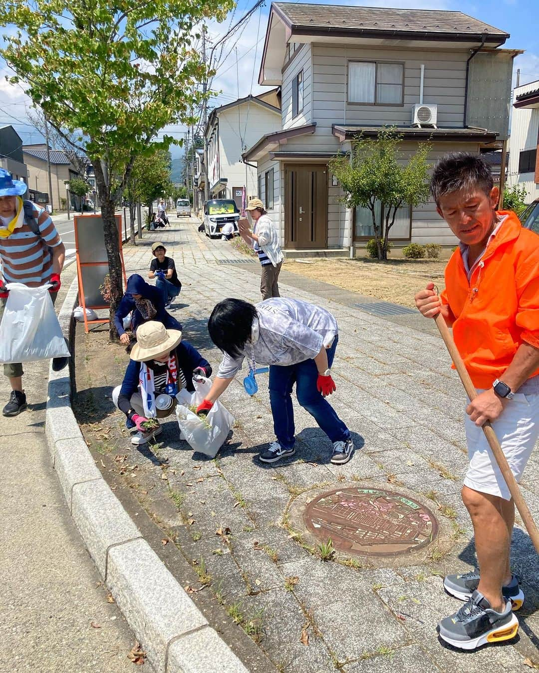 松山三四六さんのインスタグラム写真 - (松山三四六Instagram)「🐝  三四朗と クマンバチの会 in 飯島町🤔  街をキレイに掃除して🧹 僕が作ったカレーを みんなでいただく🍛  カレーは大人500円 すべて児童施設に寄付☺️ 子どもはもちろん無料🆓  朝7時から仕込んだけど、 めちゃくちゃ美味しく出来ました😉  参加されたみなさん ありがとうございました😊  次回は 9月16日🌕 高森町にある 禅道会空手道場にて、  僕の少年柔道セミナー🥋と、 三四朗カレーを食べる会🍛 の予定です🗓️  どなたも 奮ってご参加下さい🐝 クマンバチの会は 会員制なんかではありません。 出入り自由です😃  汚い街じゃない 汚くしたんだよ  つまらない町じゃない つまらなくしたんだよ  思い通りにはならない やった通りになるんだよ😗  #飯島町　#フロンティアスピリット #クマンバチ　#カレー #町の活性化　#草むしり」7月29日 13時36分 - sanshiroumatsuyama