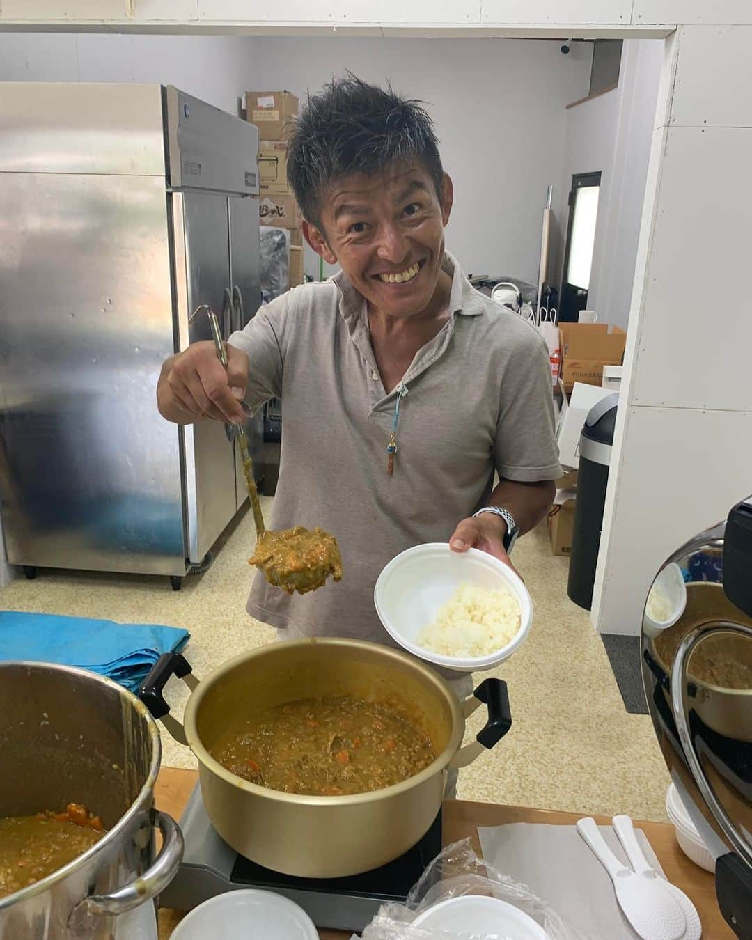 松山三四六さんのインスタグラム写真 - (松山三四六Instagram)「🐝  三四朗と クマンバチの会 in 飯島町🤔  街をキレイに掃除して🧹 僕が作ったカレーを みんなでいただく🍛  カレーは大人500円 すべて児童施設に寄付☺️ 子どもはもちろん無料🆓  朝7時から仕込んだけど、 めちゃくちゃ美味しく出来ました😉  参加されたみなさん ありがとうございました😊  次回は 9月16日🌕 高森町にある 禅道会空手道場にて、  僕の少年柔道セミナー🥋と、 三四朗カレーを食べる会🍛 の予定です🗓️  どなたも 奮ってご参加下さい🐝 クマンバチの会は 会員制なんかではありません。 出入り自由です😃  汚い街じゃない 汚くしたんだよ  つまらない町じゃない つまらなくしたんだよ  思い通りにはならない やった通りになるんだよ😗  #飯島町　#フロンティアスピリット #クマンバチ　#カレー #町の活性化　#草むしり」7月29日 13時36分 - sanshiroumatsuyama