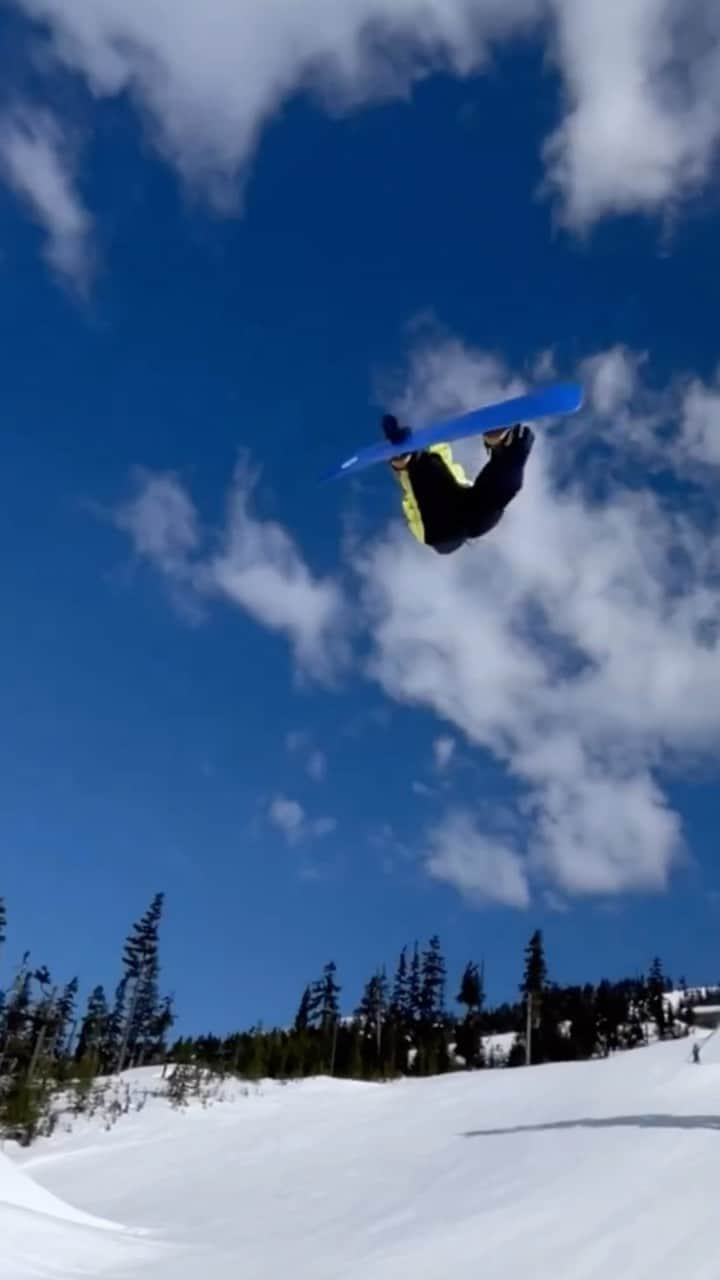 片山來夢のインスタグラム：「Cruising at @whistlerblackcomb  📹 @russell69 @jon_martin @waddellchelsea   #snowboard #snowboarding」