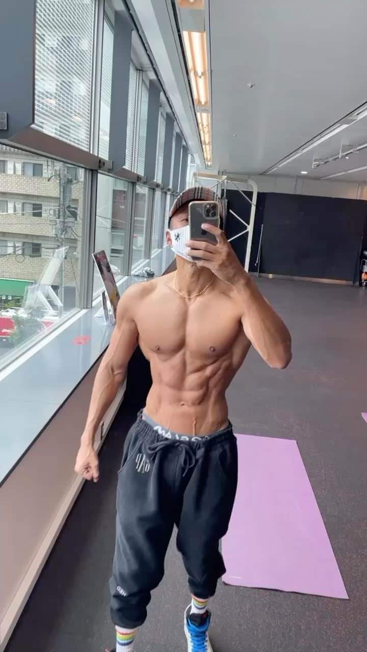 金子賢のインスタグラム：「大会前はコンデションチェックは✅は欠かせない😄 皆んな頑張ってね😁  #summerstyleaward #ssa #fitness  #workout #training #bodymake  #サマースタイルアワード #サマスタ #フィットネス #ワークアウト #トレーニング #ボディメイク #fitness #腹筋 #workout」