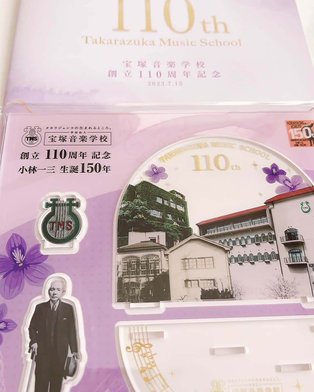 嶺恵斗さんのインスタグラム写真 - (嶺恵斗Instagram)「📮 ⁡ ポストに思いがけないお届けもの。 110周年おめでとうございます㊗️ ⁡ 82期生として音楽学校に入学できたこと とても幸せでした。 音楽学校の2年間は 今までの人生の中で、1番苦しく 1番楽しく、1番幸せな(矛盾してる笑) 日々でした。 ⁡ 先生方を始め、劣等生の私を助けてくれた 同期、そしてずっと見守ってくれていた 両親に心からの感謝を♡  #宝塚音楽学校 #110周年  #おめでとうございます  #82期 #思い出いっぱい  #いっぱい怒られたな  #でも最高に楽しかった  #両親に感謝」7月29日 13時39分 - etsuko__7