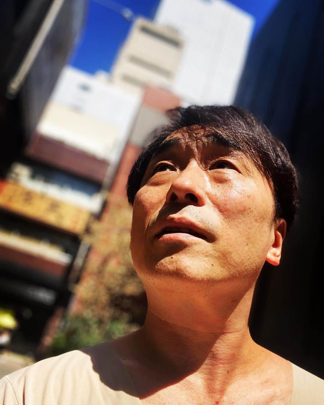 関智一さんのインスタグラム写真 - (関智一Instagram)「間も無く「はんなりラジオ」さんの本番 今日も暑い！ 暑すぎて肌着でも汗びっしょり  #朗読 #汗 #休憩中」7月29日 13時46分 - sekitomokazu