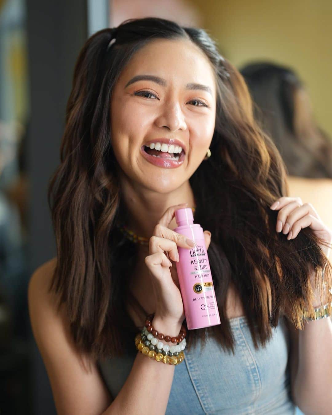 Kim Chiuのインスタグラム：「💗💙 THIS!! 💙💗 I was so excited when I learned about the NEW Hairfix Sun Protect Hair Mist 😎 It's my #hairsunscreen, and I can't get out of the house without spraying plus, my hair smells great and feels so fresh ✨ Super bango talaga!!!😍 Just when I couldn't love this more, it makes my hair hydrated and smoother pa 🥹❤️  Heaven-sent indeed! Choose between Kera-Zinc OR Hya-Zinc, and you won't regret it! @hairfixph   #KimChiuforHairfix #HAIRFIRXHairmazing #HairfiPH」