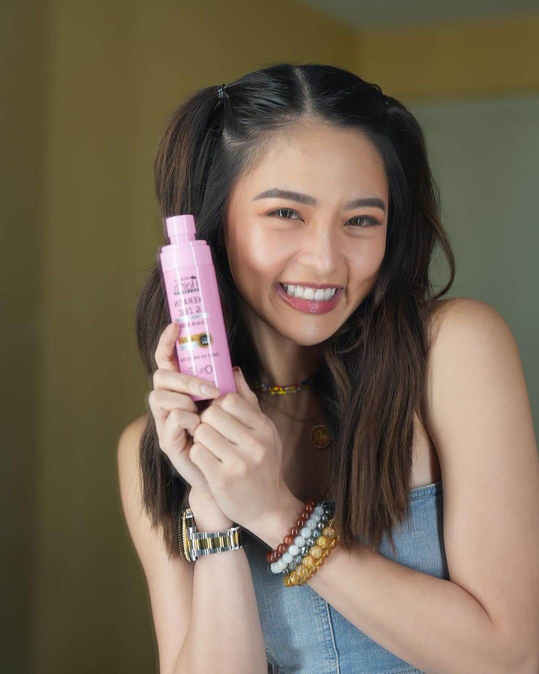 Kim Chiuさんのインスタグラム写真 - (Kim ChiuInstagram)「💗💙 THIS!! 💙💗 I was so excited when I learned about the NEW Hairfix Sun Protect Hair Mist 😎 It's my #hairsunscreen, and I can't get out of the house without spraying plus, my hair smells great and feels so fresh ✨ Super bango talaga!!!😍 Just when I couldn't love this more, it makes my hair hydrated and smoother pa 🥹❤️  Heaven-sent indeed! Choose between Kera-Zinc OR Hya-Zinc, and you won't regret it! @hairfixph   #KimChiuforHairfix #HAIRFIRXHairmazing #HairfiPH」7月29日 13時50分 - chinitaprincess