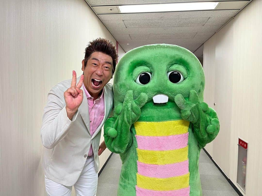 原口あきまさのインスタグラム：「フジテレビの廊下あるいてたら… ガチャピンおった❗️✨  嬉しかった‼️✨  #ガチャピン #子供の頃のスター  #運動神経抜群」