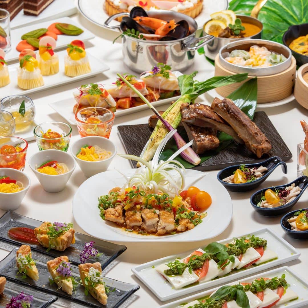 サザンビーチホテル＆リゾート沖縄のインスタグラム：「旬の食材はもちろん地元の食材もふんだんに使用したバラエティー豊かなサザンブッフェ🍴  今回は『ＷＯＲＬＤフェア』をテーマに「魚介のセビーチェ（ペルー）」、「アランチーニ（イタリア）」や 「ムサカ（ギリシャ）」などの世界各国のメニューをご用意しております😋✨  人気のライブキッチンでは、‟プルコギ（韓国）”が登場!!  食事のあとは、ホテル自慢のデザート🎵 「サーチーマー（中国）」や「オーギョーチー（台湾）」に舌鼓。 もちろん定番スイーツもラインアップ🎶  彩りブッフェと東シナ海を望む絶景オーシャンビューでおたのしみください🙌  🥩場所 2Fオーシャンビューレストラン「レイール」  🐟営業時間 11：30～15：00（L.O14：30）  🍰料金 【平日】 大人（中学生以上）￥2,200 シニア（65歳以上）￥2,000 お子様(小学生)￥1,000 幼児(4～6歳)￥550 3歳以下無料  【土日祝】 大人（中学生以上）￥2,400 シニア（65歳以上）￥2,200 お子様(小学生)￥1,000 幼児(4～6歳)￥550 3歳以下無料  ※9/16～9/18は大人料金が￥2,700、シニア料金が￥2,200となります。  詳細はホームページへ @southernbeachokinawa  #サザンビーチホテルアンドリゾート沖縄 #サザンビーチホテルリゾート沖縄 #サザンビーチホテル #サザンビーチホテルアンドリゾート #沖縄 #おきなわ #糸満 #沖縄旅行 #沖縄ホテル #ホテルランチ #ランチ #southernbeachhotel #southernbeachhotelandresort #southernbeachhotelandresortokinawa #okinawa #okinawahotel #itoman #hotellunch #lunch」