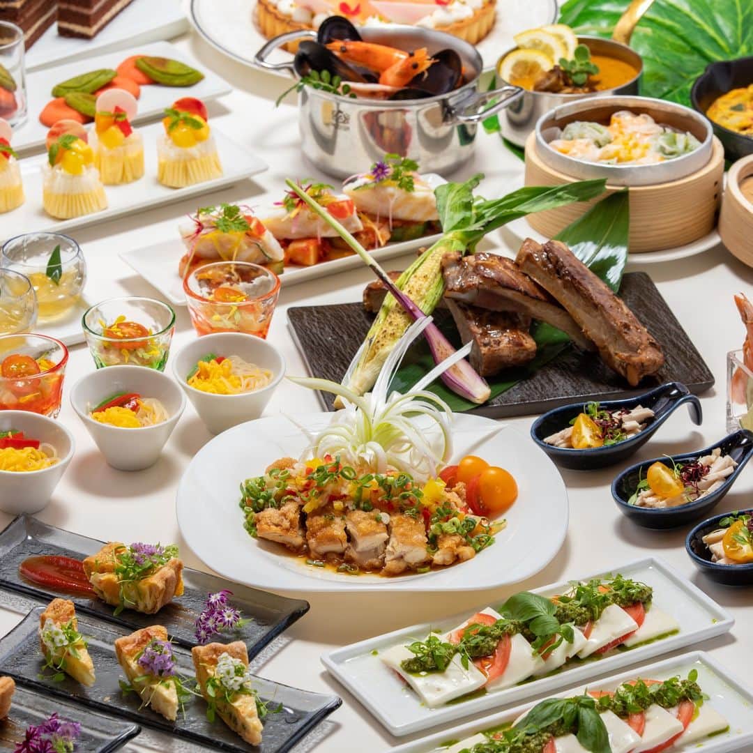 のインスタグラム：「旬の食材はもちろん地元の食材もふんだんに使用したバラエティー豊かなサザンブッフェ🍴  今回は『ＷＯＲＬＤフェア』をテーマに「魚介のセビーチェ（ペルー）」、「アランチーニ（イタリア）」や 「ムサカ（ギリシャ）」などの世界各国のメニューをご用意しております😋✨  人気のライブキッチンでは、‟プルコギ（韓国）”が登場!!  食事のあとは、ホテル自慢のデザート🎵 「サーチーマー（中国）」や「オーギョーチー（台湾）」に舌鼓。 もちろん定番スイーツもラインアップ🎶  彩りブッフェと東シナ海を望む絶景オーシャンビューでおたのしみください🙌  🥩場所 2Fオーシャンビューレストラン「レイール」  🐟営業時間 11：30～15：00（L.O14：30）  🍰料金 【平日】 大人（中学生以上）￥2,200 シニア（65歳以上）￥2,000 お子様(小学生)￥1,000 幼児(4～6歳)￥550 3歳以下無料  【土日祝】 大人（中学生以上）￥2,400 シニア（65歳以上）￥2,200 お子様(小学生)￥1,000 幼児(4～6歳)￥550 3歳以下無料  ※9/16～9/18は大人料金が￥2,700、シニア料金が￥2,200となります。  詳細はホームページへ @southernbeachokinawa  #サザンビーチホテルアンドリゾート沖縄 #サザンビーチホテルリゾート沖縄 #サザンビーチホテル #サザンビーチホテルアンドリゾート #沖縄 #おきなわ #糸満 #沖縄旅行 #沖縄ホテル #ホテルランチ #ランチ #southernbeachhotel #southernbeachhotelandresort #southernbeachhotelandresortokinawa #okinawa #okinawahotel #itoman #hotellunch #lunch」