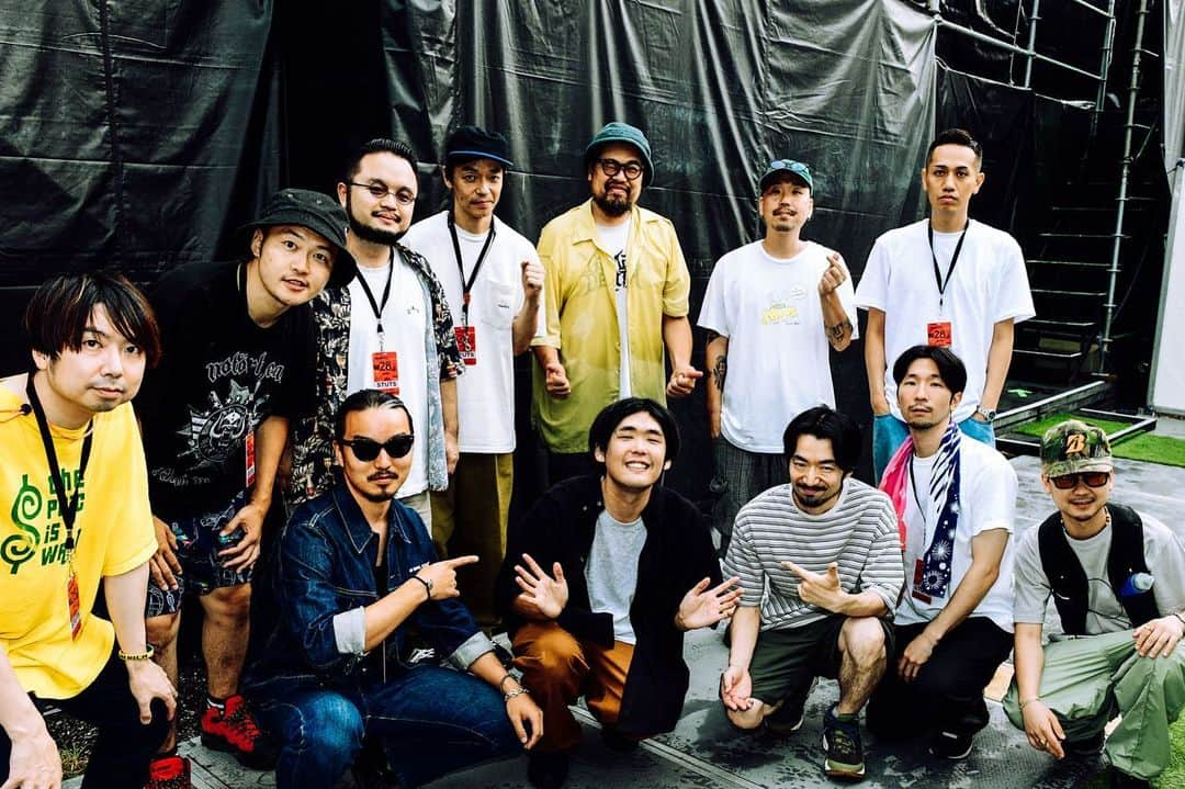 STUTSさんのインスタグラム写真 - (STUTSInstagram)「FUJI ROCK FESTIVAL '23、ありがとうございました！ Day 1のWHITE STAGEに出演させてもらいました。  岩見継吾さん[Ba]、仰木亮彦さん[Gt]、TAIHEIくん[Key]、吉良創太くん[Dr]、武嶋聡さん[Sax, Flute]、佐瀬悠輔くん[Tp. & Per.]とのフルバンド編成でお送りしました。 そしてゲストに北里彰久さん、KMCさん、BIMくん、JJJ、Campanellaさんをお迎えしました。  前回のRED MARQUEEから2年ぶりの出演でしたが、WHITE STAGEはお客さん目線で音を聴いた時からいつか出れたらいいなと思っていた舞台だったので、ライブ中はとても感慨深い時間でした。 多くの方にお集まりいただき、とても嬉しかったです。  この2年間で作った曲をたくさん披露できましたし、2017年にPUNPEEさんがWHITE STAGEで披露して下さっていた「夜を使いはたして」も今回フルバンド編成で披露できたのも感慨深かったです。  ライブ終わった後はフェスを満喫できて最高でした。 観に来てくださった方、ありがとうございました！！  Band Member 岩見継吾[Ba] 仰木亮彦[Gt] TAIHEI[Key] 吉良創太[Dr] 武嶋聡[Sax, Flute] 佐瀬悠輔[Tp. & Per.]  Guest 北里彰久 KMC BIM JJJ Campanella」7月29日 14時07分 - stuts_atik