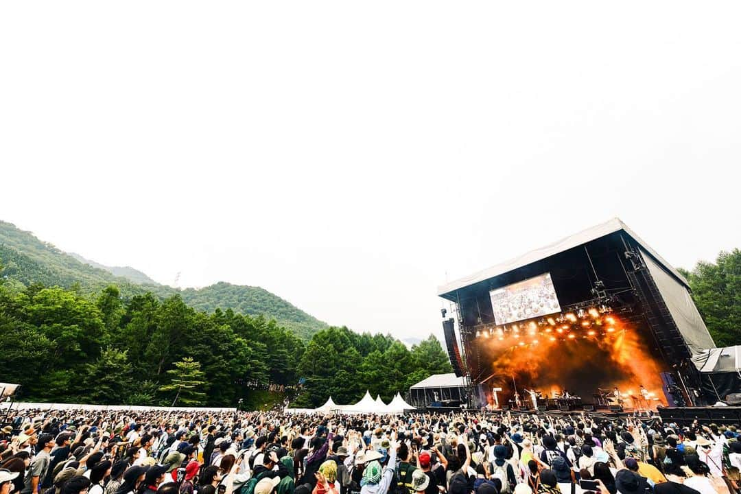 STUTSさんのインスタグラム写真 - (STUTSInstagram)「FUJI ROCK FESTIVAL '23、ありがとうございました！ Day 1のWHITE STAGEに出演させてもらいました。  岩見継吾さん[Ba]、仰木亮彦さん[Gt]、TAIHEIくん[Key]、吉良創太くん[Dr]、武嶋聡さん[Sax, Flute]、佐瀬悠輔くん[Tp. & Per.]とのフルバンド編成でお送りしました。 そしてゲストに北里彰久さん、KMCさん、BIMくん、JJJ、Campanellaさんをお迎えしました。  前回のRED MARQUEEから2年ぶりの出演でしたが、WHITE STAGEはお客さん目線で音を聴いた時からいつか出れたらいいなと思っていた舞台だったので、ライブ中はとても感慨深い時間でした。 多くの方にお集まりいただき、とても嬉しかったです。  この2年間で作った曲をたくさん披露できましたし、2017年にPUNPEEさんがWHITE STAGEで披露して下さっていた「夜を使いはたして」も今回フルバンド編成で披露できたのも感慨深かったです。  ライブ終わった後はフェスを満喫できて最高でした。 観に来てくださった方、ありがとうございました！！  Band Member 岩見継吾[Ba] 仰木亮彦[Gt] TAIHEI[Key] 吉良創太[Dr] 武嶋聡[Sax, Flute] 佐瀬悠輔[Tp. & Per.]  Guest 北里彰久 KMC BIM JJJ Campanella」7月29日 14時07分 - stuts_atik