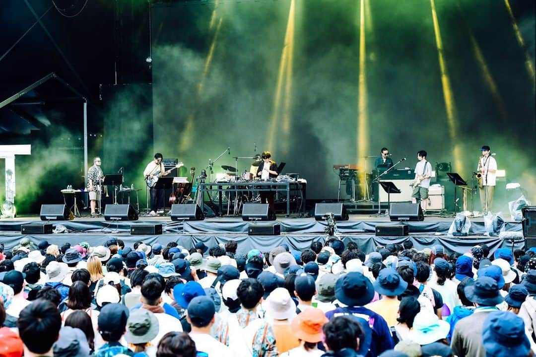 STUTSさんのインスタグラム写真 - (STUTSInstagram)「FUJI ROCK FESTIVAL '23、ありがとうございました！ Day 1のWHITE STAGEに出演させてもらいました。  岩見継吾さん[Ba]、仰木亮彦さん[Gt]、TAIHEIくん[Key]、吉良創太くん[Dr]、武嶋聡さん[Sax, Flute]、佐瀬悠輔くん[Tp. & Per.]とのフルバンド編成でお送りしました。 そしてゲストに北里彰久さん、KMCさん、BIMくん、JJJ、Campanellaさんをお迎えしました。  前回のRED MARQUEEから2年ぶりの出演でしたが、WHITE STAGEはお客さん目線で音を聴いた時からいつか出れたらいいなと思っていた舞台だったので、ライブ中はとても感慨深い時間でした。 多くの方にお集まりいただき、とても嬉しかったです。  この2年間で作った曲をたくさん披露できましたし、2017年にPUNPEEさんがWHITE STAGEで披露して下さっていた「夜を使いはたして」も今回フルバンド編成で披露できたのも感慨深かったです。  ライブ終わった後はフェスを満喫できて最高でした。 観に来てくださった方、ありがとうございました！！  Band Member 岩見継吾[Ba] 仰木亮彦[Gt] TAIHEI[Key] 吉良創太[Dr] 武嶋聡[Sax, Flute] 佐瀬悠輔[Tp. & Per.]  Guest 北里彰久 KMC BIM JJJ Campanella」7月29日 14時07分 - stuts_atik