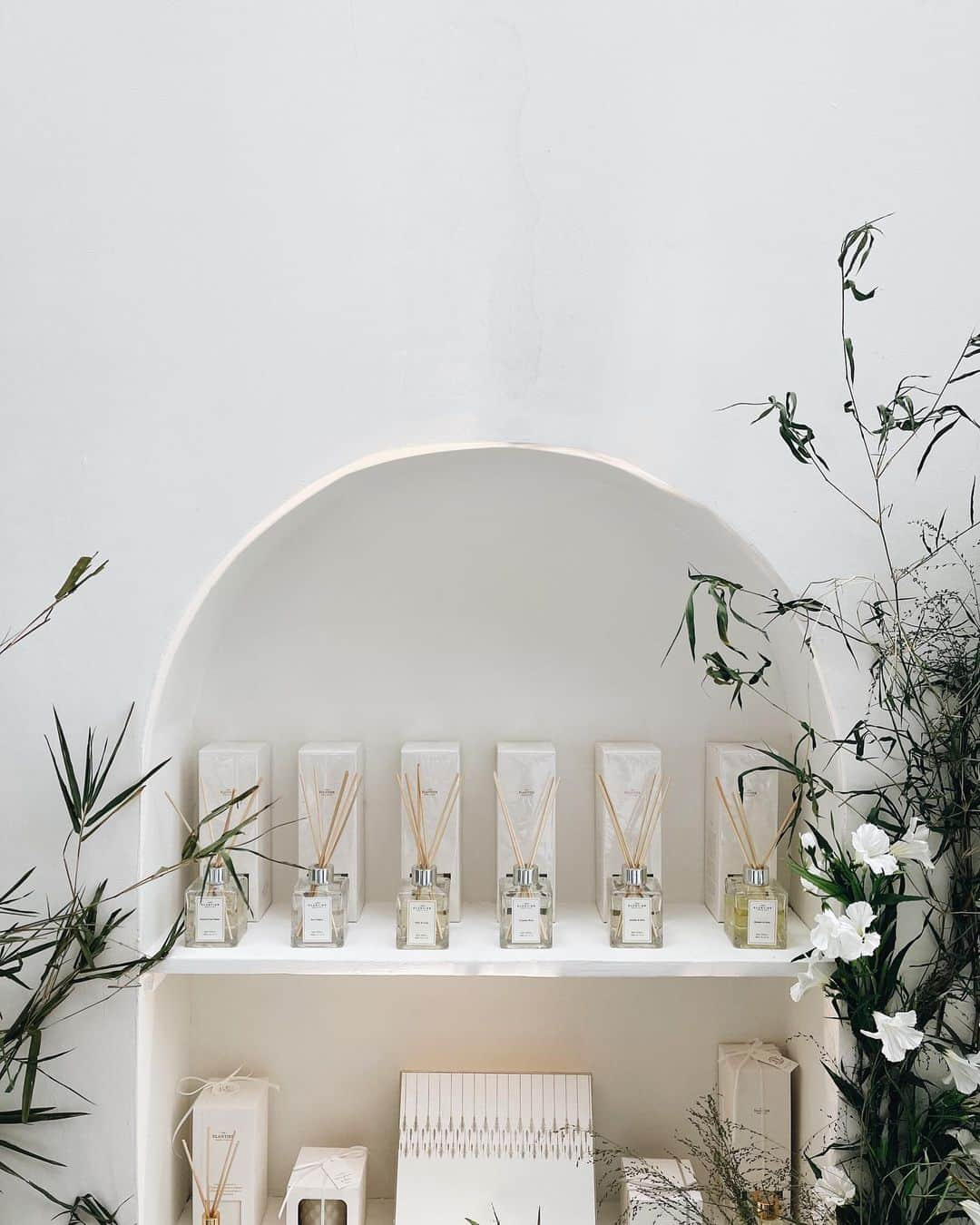 Veronica Halimさんのインスタグラム写真 - (Veronica HalimInstagram)「A pretty corner at Elantier's @elantiergifts pop-up during Bride Story Fair a couple of weeks ago. Featuring the most beautiful decor by @tearosewedding — #diffuser #gifts #decor #white #scentoftheday #weekendvibes」7月29日 14時14分 - truffypi