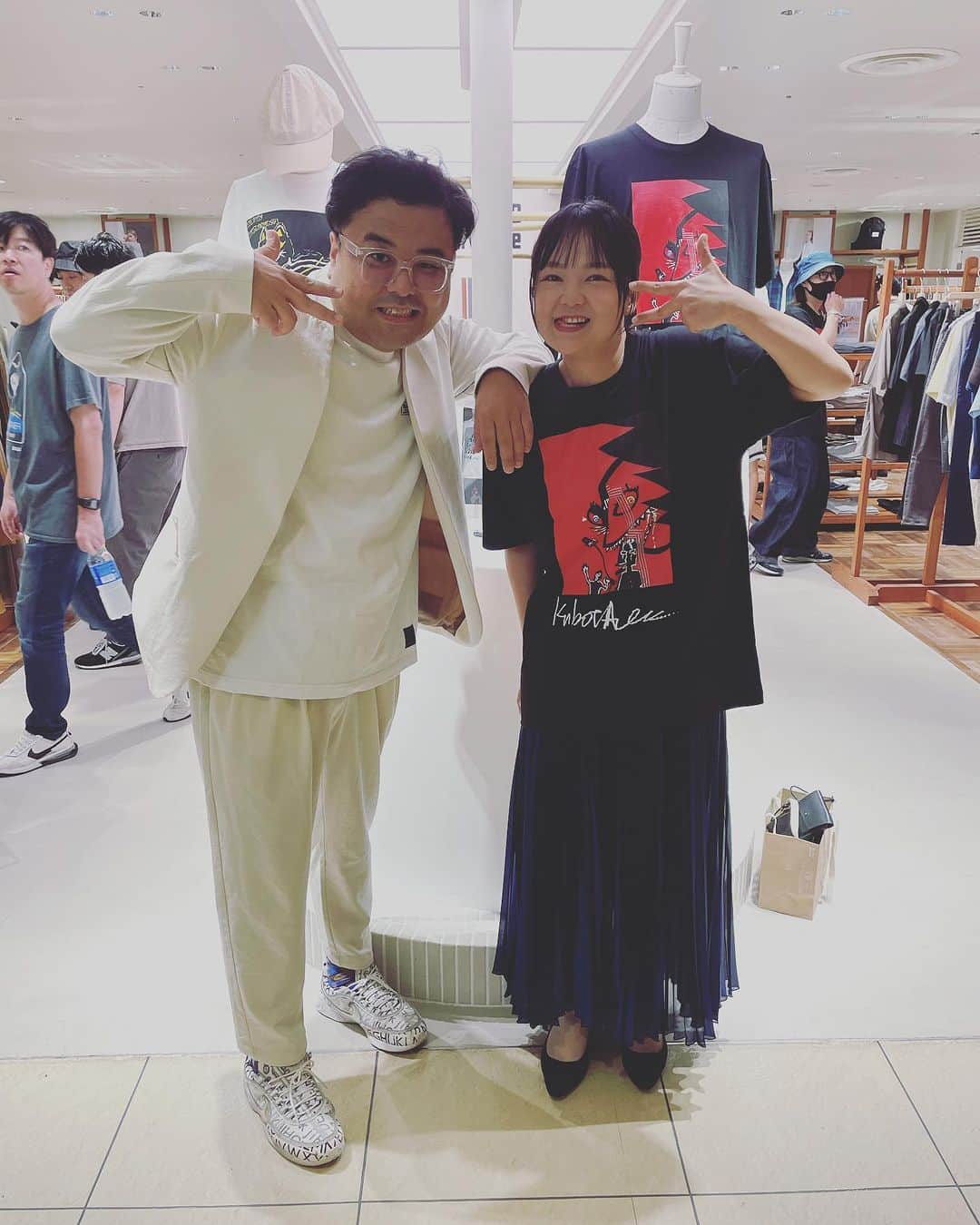 久保田和靖さんのインスタグラム写真 - (久保田和靖Instagram)「兄弟が来てくれたよ。  着てくれてたよ。  次は16.00  新宿ナノユニバース^_^  店頭で凛としてます  #蛙亭岩倉」7月29日 14時15分 - kubotakazunobu
