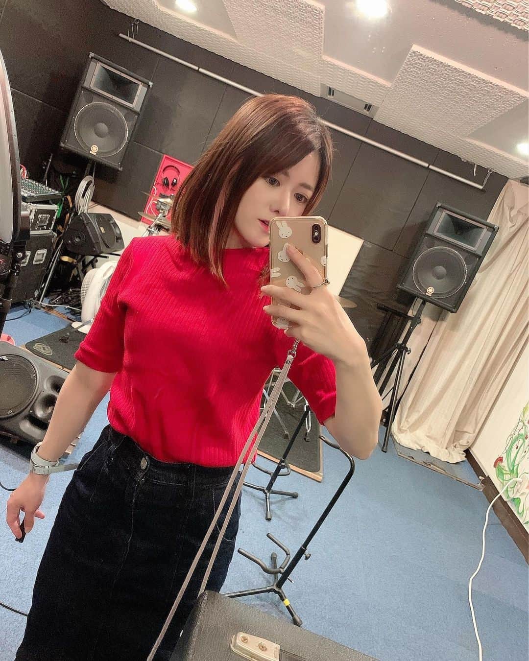 AIMIのインスタグラム：「負けない、新しい自分との出会いだと思って抱きしめてあげる🫶 9月4日のバースデ企画に向かってる❣️  #AIMI#OHELLORECORDS#studio #夏#JULY」
