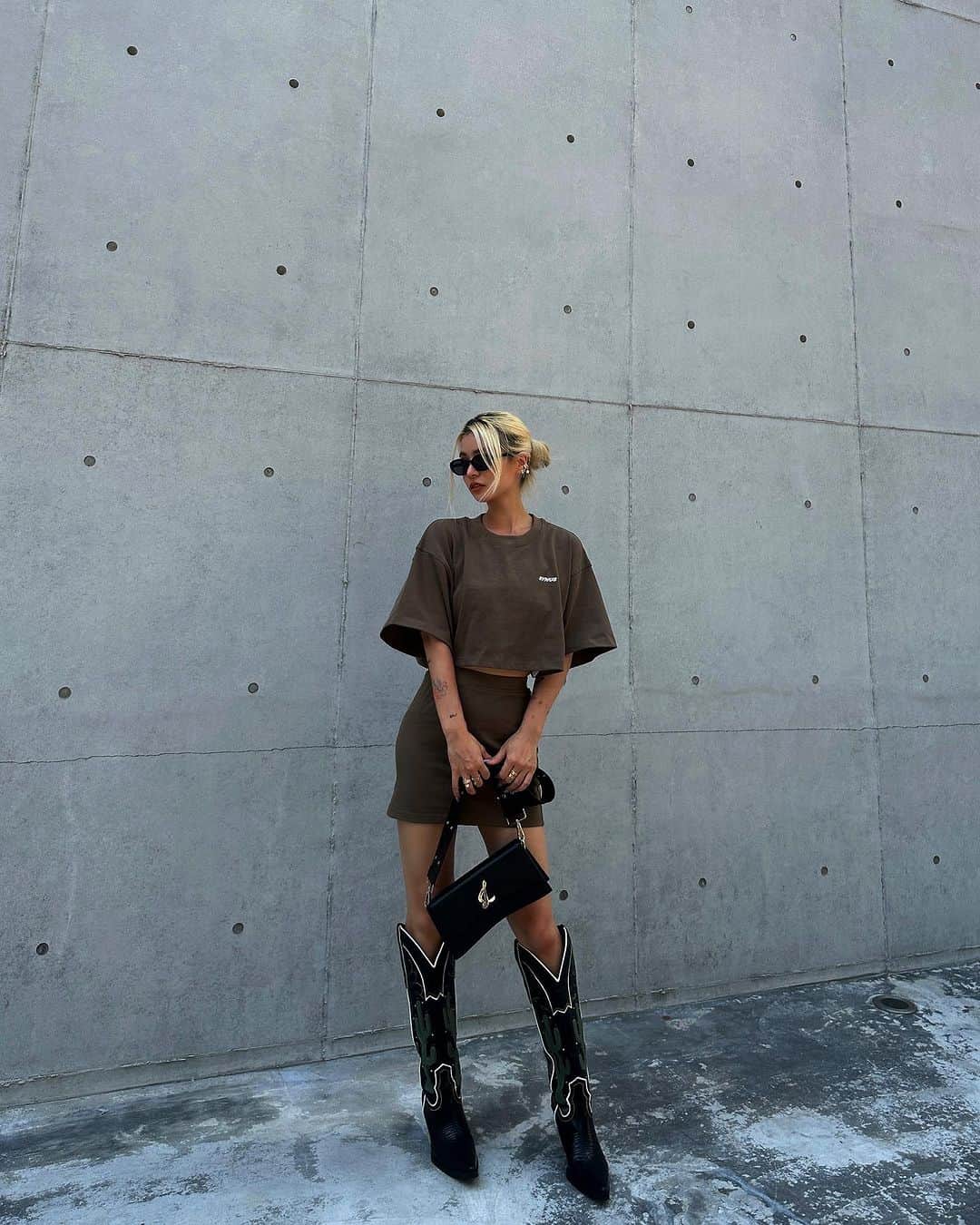 林咖安（Lyla）のインスタグラム：「#weekendvibes   剛剛帶 Eli 出門 發現太陽超毒～曬會痛的那種🫠  立馬先帶他去圖書館還上週借的書📖 再來另外想想要帶他去哪🤣  #ootd」