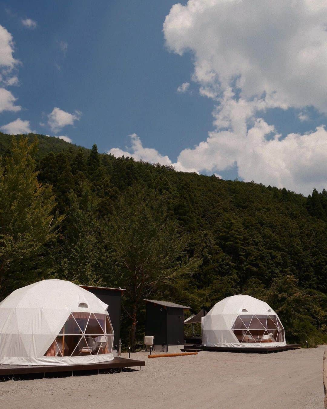 西岡詩穂のインスタグラム：「⭐️丹波星空グランピング　shigura⭐️ ⁡ https://shiguraresort-glamping.jp/ ⁡ ABUで講師をされている大野さん(元柔道韓国代表で現在は経営者)の、新しいグランピング施設にオープン前にお邪魔させて頂きました✨ ⁡ 大阪から車で1時間半ほど走ったところにあるその場所は、 周囲が山に囲まれた不思議な空間。 自然の中に自分が帰ってきたような、そんな感覚になりました🌿 ⁡ 聞こえるのは、川のせせらぎと虫の声。 大自然のなかにあるドームテントはシンプルだけどおしゃれな内装で、ほんとに素敵でした。 何よりも入った瞬間の木の香りは忘れられません🌲 ⁡ 近くにある川に入り、魚を追いかけたり、ただただひんやりとした水の中でリラックスしたり🐟 過ごし方は人それぞれ✨ ⁡ 夜には美味しいお肉でバーベキューを楽しみ、その後の焚き火🔥がまた格別。 そして何より素晴らしいのが星空です🌌✨ 山に囲まれた空の間からのぞく星空を眺めていると、宇宙に吸い込まれそうな感覚にもなりました😌 流れ星🌠も見れました。 ⁡ これぞ非日常✨ ⁡ 丹波星空グランピング shiguraは、 8月3日グランドオープン☀️ ⁡ 現在クラウドファンディングにも挑戦されています！ こちらもぜひ、応援よろしくお願いします😌🌲✨ ⁡ https://camp-fire.jp/projects/659178/backers/guests/new?id=1019190  #丹波星空グランピング #shigura #星空キャンプ #星空 #グランピング #グランピングリゾート #グランピングキャンプ #兵庫県 #兵庫キャンプ #非日常 #非日常体験 #8月3日グランドオープン #夏休み #夏休みの過ごし方 #子どもも大人も楽しい #ここでしか見られない景色」