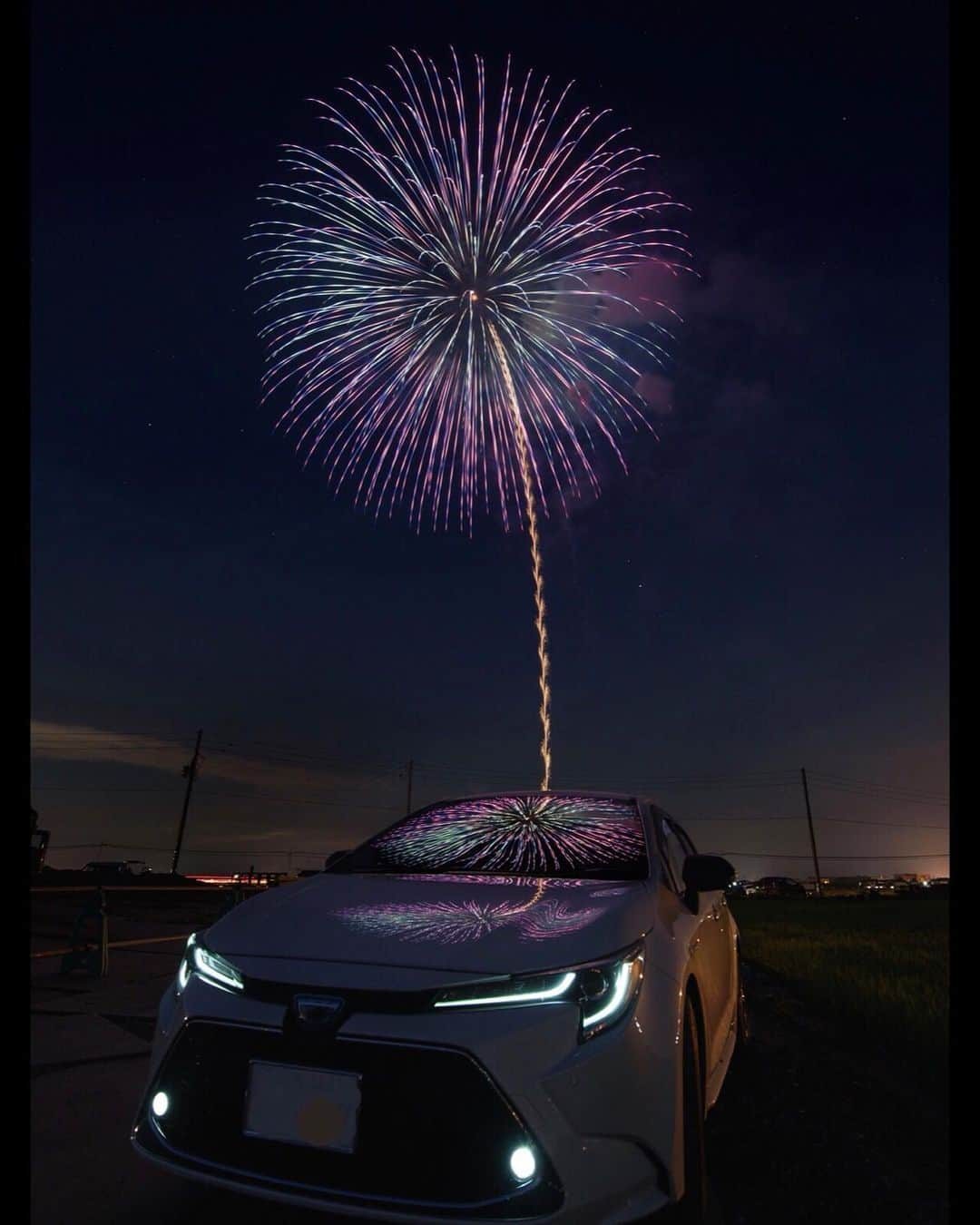 TOYOTAさんのインスタグラム写真 - (TOYOTAInstagram)「夜空に打ちあがった一輪の花が素敵ですね🎆  みんなのトヨタグラム by @tak.man6  素敵な投稿をありがとうございました。  #トヨタグラム のハッシュタグを付けて、ぜひみなさんの愛車の写真を投稿してください。  撮影する際には交通ルールの遵守、ナンバープレートは隠して撮影することをお勧めします。  #トヨタ #TOYOTA #toyotagram #カローラツーリング #corollatouring #カローラ #corolla #toyotacorolla #車のある風景 #愛車のある風景 #愛車撮影 #愛車 #花火 #夜空」7月29日 20時30分 - toyota_jp