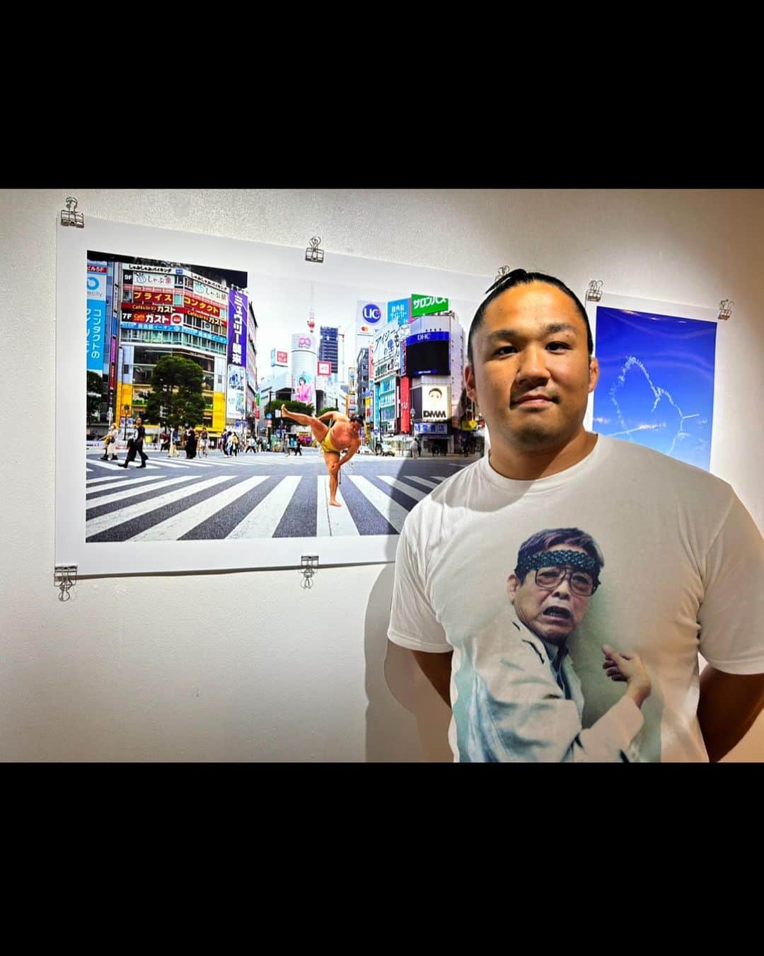 石浦将勝のインスタグラム：「@greatthekabukicho さんの写真展に行ってきました！僕の写真以外にも面白い写真がたくさんあるのでぜひ！ 着用している談志Tも歌舞伎町さんのものです  開催期間 2023年7月27日（木）〜 8月13日（日) 開催店舗 ビームス ジャパン（新宿）5F 「B GALLERY」」