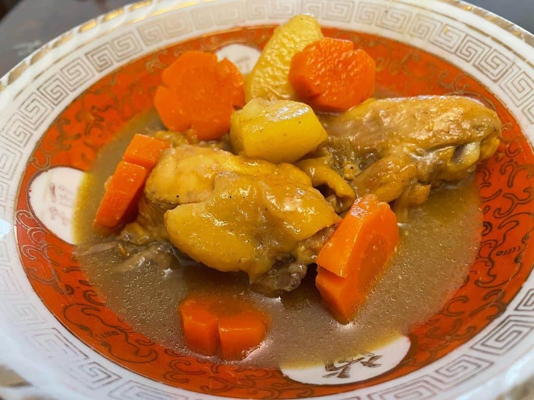 アグネス・チャンのインスタグラム：「昼ごはんは中華風チキンカレーです。一羽の鶏を使って作ります。色んなパーツの旨みが出て、とっても美味しいよ。」