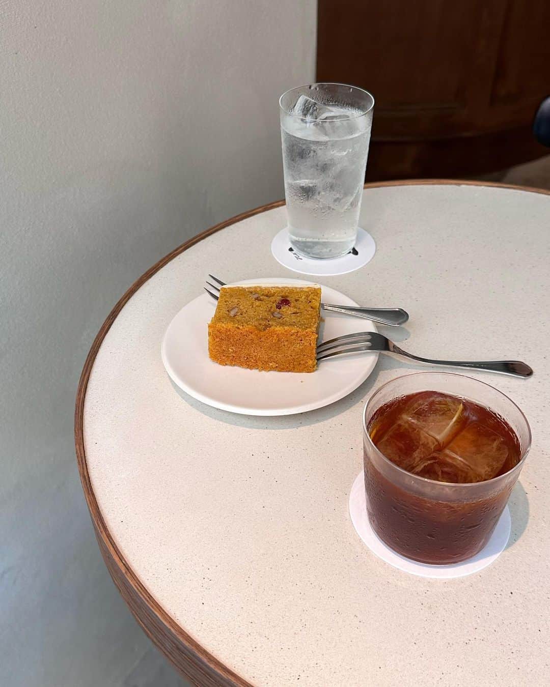吉竹美聡のインスタグラム：「大好きなキャロットケーキ🧁🧡🥕 うすはりグラスで飲む冷たい飲み物も 大好きです🧚‍♀️ 素敵なお店で待ち合わせ＆朝活🪻🪻 充実の1日をありがとう〜💕」