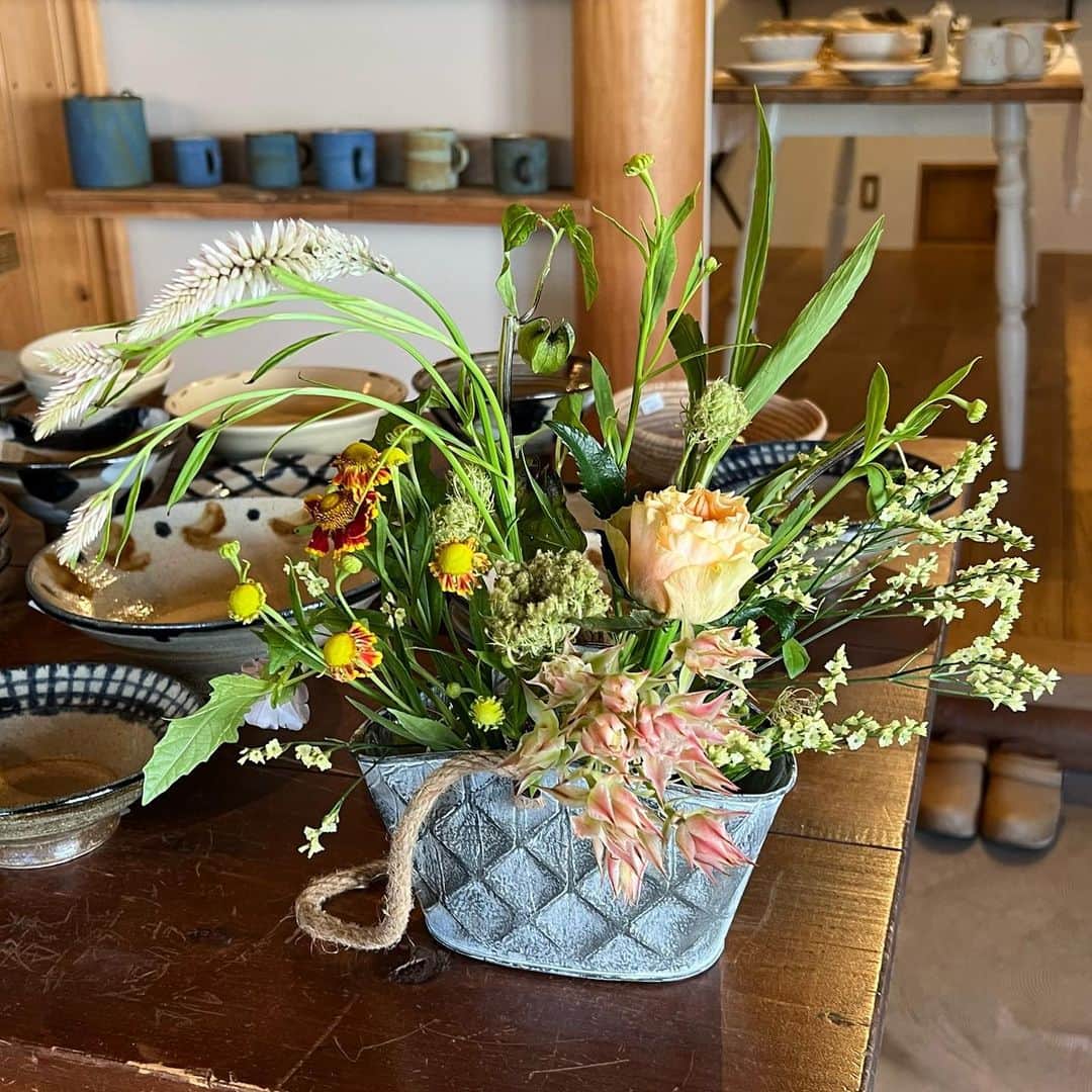 のインスタグラム：「💐 先日のレッスンは、盛夏のバスケットアレンジ。  うん、可愛い。笑  #花のある暮らし  #花のある生活  #フラワーアレンジ  #フラワーアレンジメント」