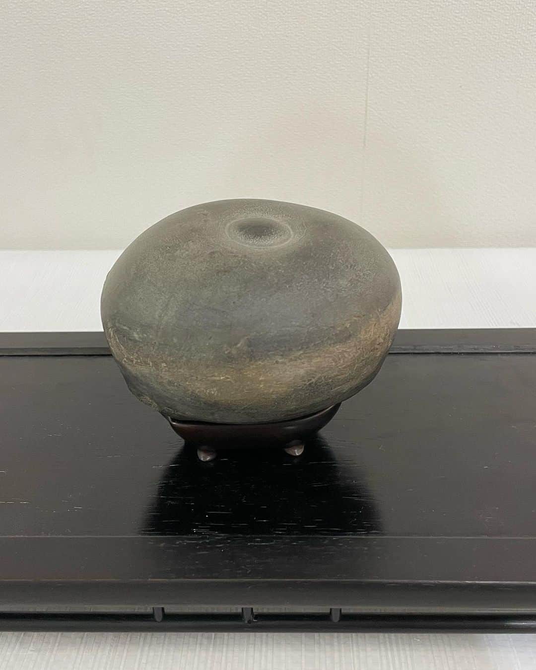 とよた真帆さんのインスタグラム写真 - (とよた真帆Instagram)「今日は愛知県豊田市で行われている 日本鑑賞石展inとよた 小さい石の展示会へ  今回は15センチ以下の小さな水石が集まりました😍  私が連載している"愛石"という水石の本の取材もかね、伺いましたよ  そして、私の小さな愛蔵石も展示してあります✨写真の 中国石、丸い可愛い石です  明日まで 豊田駅民文化会館　展示室Aで開催しています✨ 記念に愛石の雑誌にサインもしましたよ🙇‍♀️  最後の写真の方は1億円の盆栽を作る 有名な盆栽作家であり、春花園BONSAI美術館の小林國雄さんです  お近くの方は是非〜✨  #水石 #suiseki #盆栽 #春花園BONSAI美術館 #石の世界 #豊田市 #日本伝統文化」7月29日 14時52分 - maho_toyota