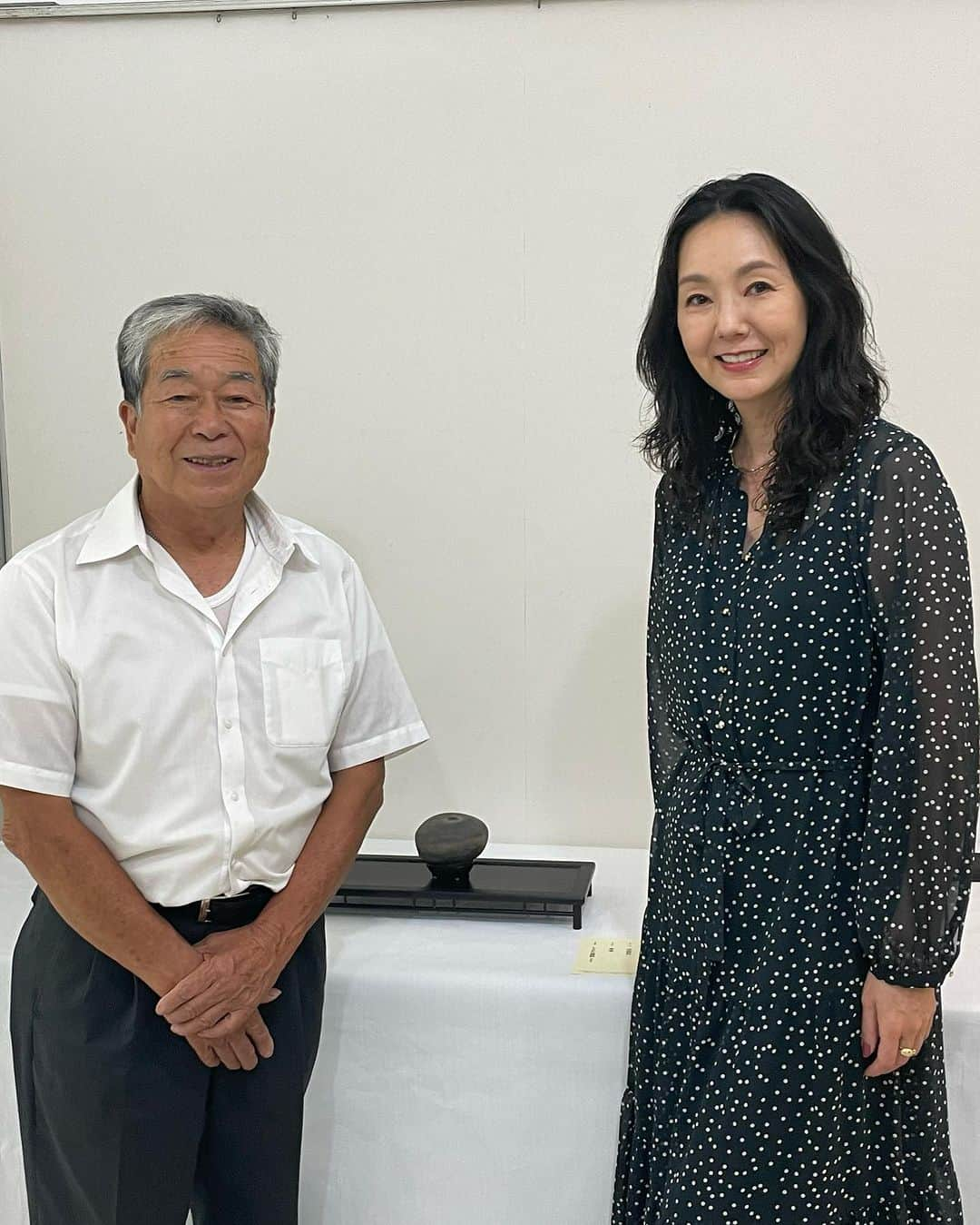 とよた真帆さんのインスタグラム写真 - (とよた真帆Instagram)「今日は愛知県豊田市で行われている 日本鑑賞石展inとよた 小さい石の展示会へ  今回は15センチ以下の小さな水石が集まりました😍  私が連載している"愛石"という水石の本の取材もかね、伺いましたよ  そして、私の小さな愛蔵石も展示してあります✨写真の 中国石、丸い可愛い石です  明日まで 豊田駅民文化会館　展示室Aで開催しています✨ 記念に愛石の雑誌にサインもしましたよ🙇‍♀️  最後の写真の方は1億円の盆栽を作る 有名な盆栽作家であり、春花園BONSAI美術館の小林國雄さんです  お近くの方は是非〜✨  #水石 #suiseki #盆栽 #春花園BONSAI美術館 #石の世界 #豊田市 #日本伝統文化」7月29日 14時52分 - maho_toyota