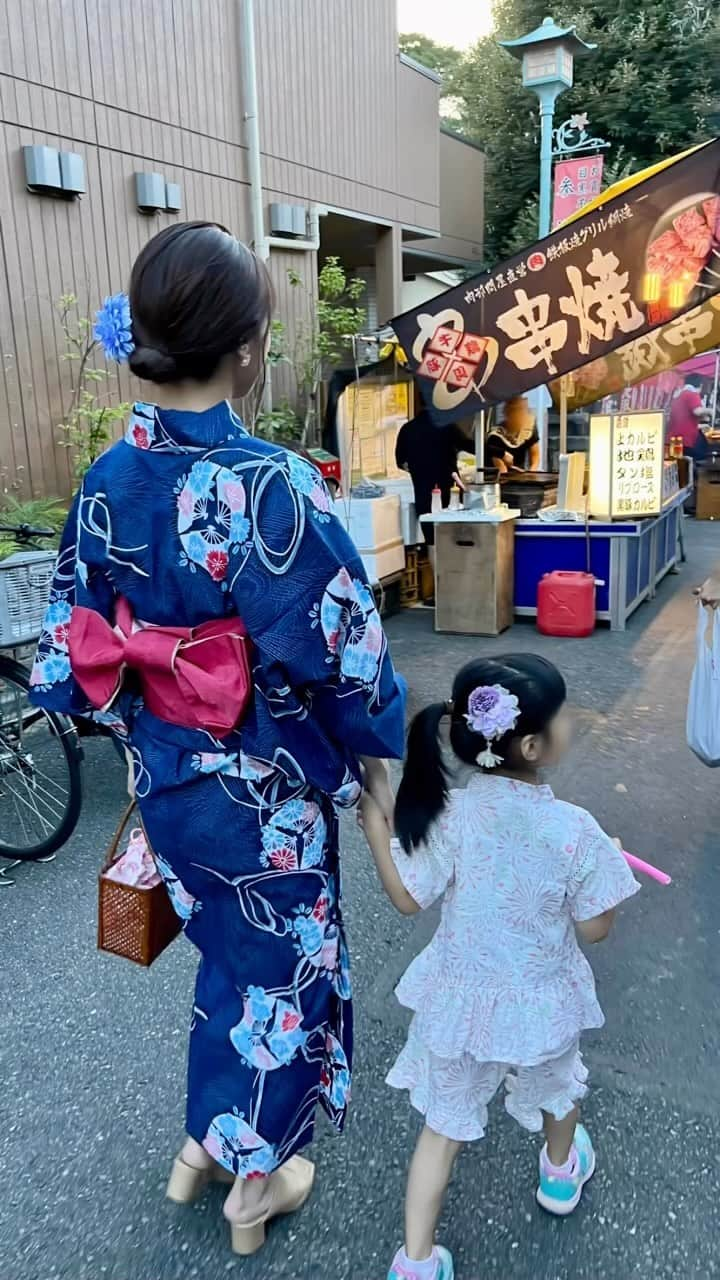 松村未央のインスタグラム：「数年ぶりに浴衣着て、縁日へ👘 娘は甚平✨髪飾りで気分をあげて🌸 楽しかった〜♡  #縁日 #浴衣 #子ども甚平 #４歳女の子 #チョコバナナ #ヨーヨー釣り #光るドリンク #くじ引き #りんご飴」