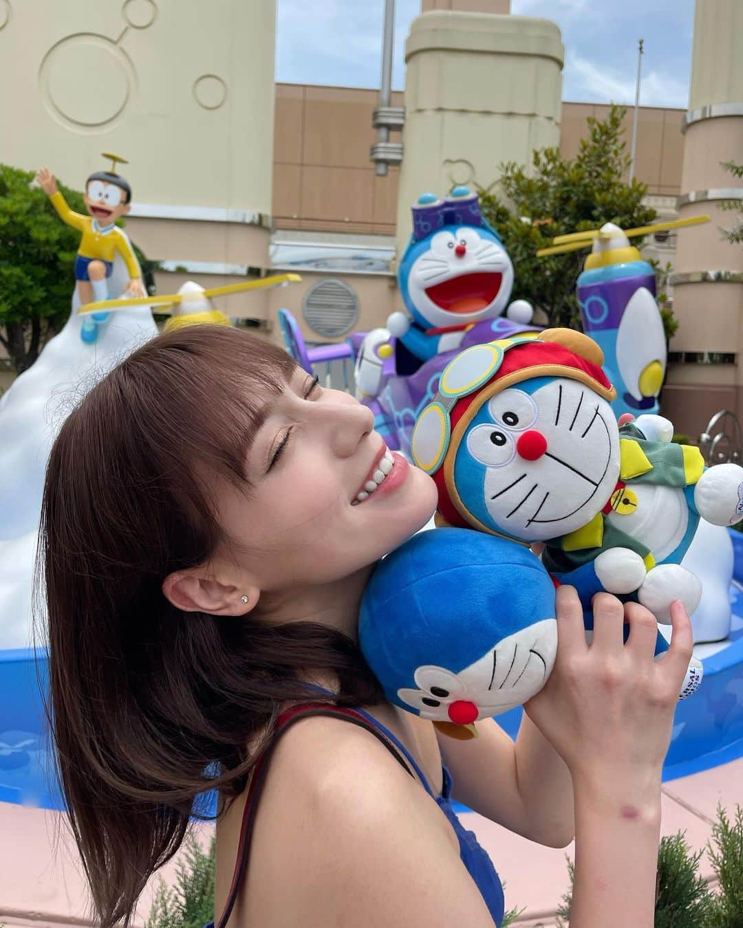 アシュリー千帆のインスタグラム：「.  ドラァァ！！  タコに食べられた腕の傷は1年経っても健在です🐙  青のレースワンピ可愛い！ こっそり全部刺繍入ってる  .」