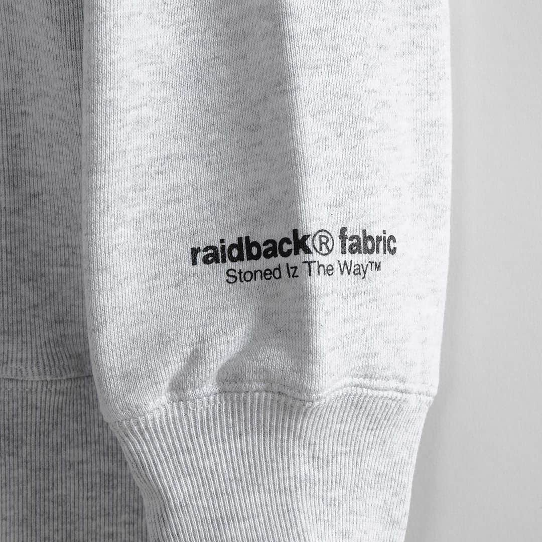 アップルバムさんのインスタグラム写真 - (アップルバムInstagram)「【2店舗限定】"raidback®︎fabric WORM” T-shirt & Sweat Parka 正規取扱店舗 Dove&Bucks(弘前)との"WORM"シリーズ最新作は、GORE-TEXことLA TORA JACKSON氏がブランドディレクターを務める、【raidback®︎fabric】とのコラボレーションとなります。 【raidback®︎fabric】オリジナルテキスタイルの"Real Weed"柄をWORMの髪の毛部分に落とし込み、Tシャツとスウェットパーカーのバックにプリントしました。 フロントには、"Real Weed"柄のAPPLEBUMアーチロゴワッペン付。  プロスポーツ選手としてのみならず、自由奔放なライフスタイルも話題を集めた異端児WORM。 澁谷忠臣氏描き下ろしによる直線のみで構成された独特なタッチで表現。  APPLEBUM ONLINE STOREとDove&Bucksのみでしか手に入れることが出来ないこのスペシャルアイテムを、是非お見逃しなく。  【販売についての注意事項】 APPLEBUMオンラインストアとDove&Bucks(弘前)それぞれの店舗によって、商品発売日とデリバリー時期が異なります。 下記内容をご確認下さい。  ===============================  【発売日】 (1)Dove&Bucks店頭のみで、8月16日(水) 13:30 から発売致します。  【先行発売】 (1)APPLEBUMオンラインストアにて、7月30日(日) 10:00 から発売致します。 ※商品購入前に会員登録が必須となります。 ※商品のお届けは、8月30日(水)より順次お届け予定。  (2)Dove&BucksオフィシャルInstagramのDMにて7月30日(日) 11:00 から注文受付。 ※手違いや混乱を避けるためDove&BucksオフィシャルInstagram @doveandbucks をフォローして頂き、「Instagramのダイレクトメッセージ」のみで対応。 7月30日(日) 11:00以降に送信されたメッセージが受領対象となります。 メッセージ先着順で、通信販売用在庫の有無を返信させて頂きます。 ※商品のお届けは、8月16日(水)より順次お届け予定。  =============================== 【注意事項】 ・数に限りがございますので、おひとり様各商品1点までの購入となります。 ・通常商品と同時購入はできません。 ・転売目的と思われるような複数購入が確認された場合、また弊社基準におきまして不正な処理が疑われました場合、キャンセルとさせていただく場合がございます。 ・ご注文確定後のお客様都合での返品・キャンセルは一切お承りできません。 ・誤ってご注文された場合でもお承り出来ませんので、十分ご確認の上ご注文いただきますようお願い申し上げます。 ・カートに入れた時点では商品の在庫は確保されず、決済ページの「注文する」をクリックした時点で注文完了・在庫確保となります。  ===============================  @applebum_tokyo @xeterog @doveandbucks #applebum #raidbackfabric」7月29日 14時58分 - applebum_tokyo