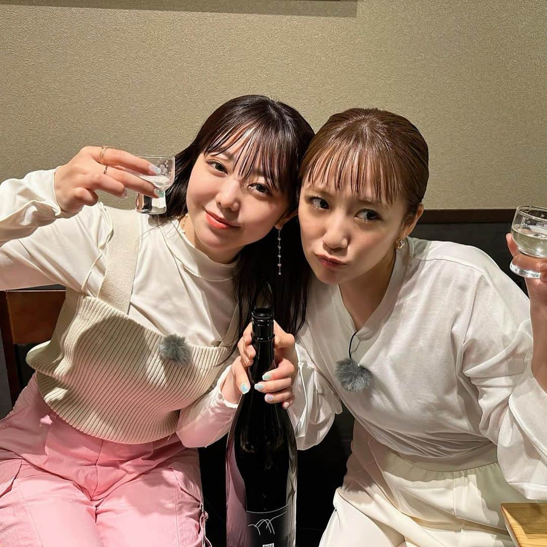 高橋みなみさんのインスタグラム写真 - (高橋みなみInstagram)「相席食堂プライムビデオSP ～もし有名監督がディレクターだったら～ 28日から配信開始となりましたー✨   私は今回まさかの監督として参加させていただきました！ AKB48では総監督の経験はあるものの、映像作品での監督経験は皆無、、、 私で大丈夫だろうか、、と思いつつ 旅人のみぃちゃん、にゃんにゃんの胸を大いに借りながらどうにかこうにか１つの作品にすることができました😭  監督の難しさ、スタッフさんの凄さプロフェッショナルぶりをとても感じた2日間でした。 こんなのが撮りたいなーと思っていても旅先での街の人との出会いだったりで状況は刻一刻と変わるのでついていくのでやっと、、。 カンペ一つ出すことも難しいし、カメラマンさんと後ろ歩きする事も難しいし🥲 プロって本当に凄い、、。 スタジオにもお邪魔させていただき千鳥さんにロケVTRを見ていただくのを「見る」という貴重な経験もさせていただきました笑 めちゃくちゃ緊張した😂笑  そしてみぃちゃん、にゃんにゃんの対応力に沢山助けられました！2人とも本当にありがとー！！😭😭 ぜひぜひみなさん見て下さい🥹✨  #相席食堂 #相席食堂プライムビデオSP #amazonプライム  #ノースリーブス  衣装👗 【相席1日め】 コート @lounie_jp  トップス・パンツ @lanvin_en_bleu_womens   【相席2日め】 コート @stola.jp カットソー @doublestandard_official  コート @lounie_jp  パンツ @amerivintage   【相席スタジオ】 トップス・スカート @fray_id サンダル @dianashoespress」7月29日 14時58分 - taka37_chan