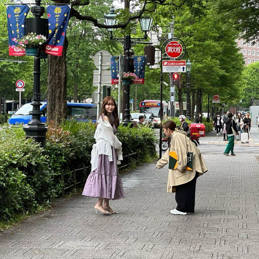 高橋みなみさんのインスタグラム写真 - (高橋みなみInstagram)「相席食堂プライムビデオSP ～もし有名監督がディレクターだったら～ 28日から配信開始となりましたー✨   私は今回まさかの監督として参加させていただきました！ AKB48では総監督の経験はあるものの、映像作品での監督経験は皆無、、、 私で大丈夫だろうか、、と思いつつ 旅人のみぃちゃん、にゃんにゃんの胸を大いに借りながらどうにかこうにか１つの作品にすることができました😭  監督の難しさ、スタッフさんの凄さプロフェッショナルぶりをとても感じた2日間でした。 こんなのが撮りたいなーと思っていても旅先での街の人との出会いだったりで状況は刻一刻と変わるのでついていくのでやっと、、。 カンペ一つ出すことも難しいし、カメラマンさんと後ろ歩きする事も難しいし🥲 プロって本当に凄い、、。 スタジオにもお邪魔させていただき千鳥さんにロケVTRを見ていただくのを「見る」という貴重な経験もさせていただきました笑 めちゃくちゃ緊張した😂笑  そしてみぃちゃん、にゃんにゃんの対応力に沢山助けられました！2人とも本当にありがとー！！😭😭 ぜひぜひみなさん見て下さい🥹✨  #相席食堂 #相席食堂プライムビデオSP #amazonプライム  #ノースリーブス  衣装👗 【相席1日め】 コート @lounie_jp  トップス・パンツ @lanvin_en_bleu_womens   【相席2日め】 コート @stola.jp カットソー @doublestandard_official  コート @lounie_jp  パンツ @amerivintage   【相席スタジオ】 トップス・スカート @fray_id サンダル @dianashoespress」7月29日 14時58分 - taka37_chan