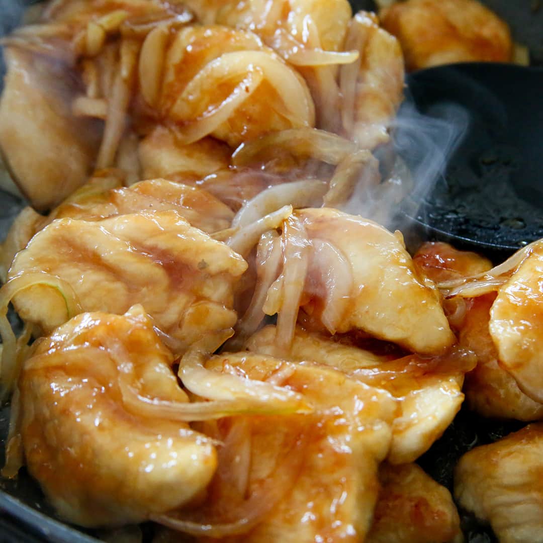 おうちごはん編集部さんのインスタグラム写真 - (おうちごはん編集部Instagram)「【 #鶏むね肉の生姜焼き 】レシピあり▼  #生姜焼き といえば豚肉が定番ですが #鶏肉 もアリなんです😄❗  今回は夏にぴったり、#生姜 が爽やかに香る大皿メイン料理をご紹介します☝  ご飯がすすむ味付けなので、お弁当のおかずにもぴったりですよ🍱  ★このレシピを作ってみたいと思ったら、ぜひ保存して試してみてくださいね♪  --------👇レシピ👇---------  【鶏むね肉の生姜焼き】  ▼材料（2人分） ・鶏むね肉……1枚（250g） ・玉ねぎ……1/4個 ・サラダ油……大さじ1  【A】 ・酒……大さじ1/2 ・塩……ひとつまみ  【B】 ・生姜（すりおろし）……小さじ2 ・醤油……大さじ1と1/2 ・砂糖、みりん、酒……各小さじ2  ・キャベツの千切り……好きなだけたっぷり！  ▼作り方 1. 玉ねぎは薄切りにする。鶏むね肉は皮と余分な脂身を取り除き、フォークで全体に穴をあけそぎ切りにする。  2. 鶏むね肉をボウルに入れ、Aを加えて揉んで5分置き、片栗粉を薄くまぶす。  3. フライパンにサラダ油をひいて弱火で温め、2を焼く。片面が焼けたら裏返し、玉ねぎをのせ蓋をして3分蒸し焼きにする。  4. Bを入れ、火加減を強くして一気に絡める。  5. たっぷりの千切りキャベツとともに器に盛る。  ▼ポイント ・生姜はチューブでも良いですが、生のものをすりおろすほうが風味が豊かで断然おすすめです！  ・パサつきがちな鶏むね肉は「弱火で蒸し焼き」がポイントです。しっとり柔らかく仕上がります。  photo & recipe by @a.jinja  🔽「鶏むね肉の生姜焼き」のレシピは、おうちごはんの記事でもご紹介しています！ https://ouchi-gohan.jp/3853/  ------------------  ◆ #おうちごはんLover を付けて投稿するとおうちごはんの記事やこのアカウント、おうちごはん発信のトレンドリリースなどでご紹介させていただくことがございます。スタッフが毎日楽しくチェックしています♪  ［staff : さっちー］ ------------------  #おうちごはんlover #おうちごはんラバー #ouchigohanlover #デリスタグラマー #ouchigohan  #おうちごはん #生姜焼き #鶏肉料理 #鶏むね肉 #鶏胸肉 #レシピ #おかず #お弁当 #ご飯がすすむ #筋トレレシピ #筋トレおかず #高たんぱく #夏ごはん」7月29日 15時00分 - ouchigohan.jp