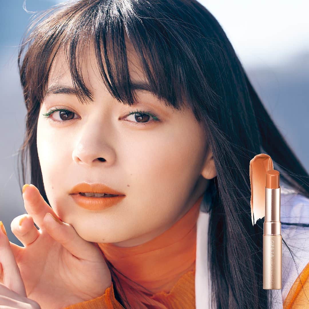 OPERA公式のインスタグラム：「8.4 NEW！ひとさじで都会的なムードを演出する、 軽やかに色づく’透けマット’質感と洒落感カラーのシアーマットリップ💋  [力の抜けたほどよいモード感] ・シアーマットリップスティック 03 キャメル  おすすめの組み合わせITEM 遊び心を感じる目もとと合わせて夏のアーバンメイクに🗽 ・アイカラーペンシル 13 グレーベージュ ・カラーリングマスカラ 12 フォレストグリーン  密着‘透けマット’質感　保湿しながら　キレイ色続く [パウダーレスマットリップ] オペラ　シアーマットリップスティック （’透けマット’質感・高保湿・長時間キープ）  だから毎日、手が伸びる！ ‘マットリップ’のイメージを変える、オペラのストレスフリーな新感覚リップ。  8月4日(金)新発売 公式オンラインショップ、PLAZA・MINiPLA限定取り扱い @opera_cosmetics  ------------------------------------------------- ■PRESENT campaign❣️ キャンペーン期間中にコメントをくれた方の中から抽選で10名様に、ホリデーコレクションsetが当たります✨ ⌛期間：721～8/3 この期間のオペラ投稿にコメントしてね。複数の投稿にコメントすると当選確率UP！気になるカラーを教えて♡ -------------------------------------------------  #透けマットリップ #オペラシアーマットリップスティック #シアーマットリップスティック #マットリップ #リップ #新作リップ #新作コスメ #operacosmetics」