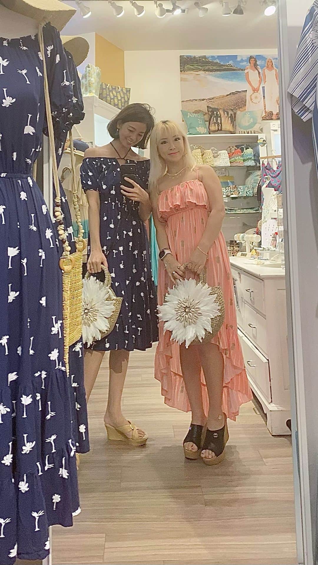 Angels By The Sea Hawaii Waikiki Based Boutiques ?Original clothing designed のインスタグラム：「インスタLIVE「スタイルアップ コーディネート」 Style-Up  Coordinate  @angelsbythesea has been Hawaii’s resort fashion brand based in Honolulu, Hawaii, since 2010. Please visit our online store 🌺www.angelsbytheseahawaii.com Owner Designer Nina Thai (Miss Waikiki) @nina_bythesea (日本語勉強中📚🙇🏻‍♀️) Please feel free to tag your pic for a chance to be featured!  ハワイのリゾートファッション、 エンジェルズバイザシー はミスワイキキである Nina Thai によって作られたハワイオリジナルファッションブランドです🌴日本語ウェブサイトはこちら www.angelsbytheseahawaii.jp  ハワイやリゾートファッションが好きな人は是非私達のアカウントをフォローして下さい🙌また私達の商品をポストする際にタグ付けしていただいたら私達からリポストされるチャンスがあります  #angelsbytheseahawaii #angelsbythesea #resortwearw #hawaii #waikiki  #ハワイ #ワイキキ #カイルア #ラニカイビーチ #シンプルコーデ #エンジェルズバイザシーハワイ #エンジェルズバイザシー #リゾートファッション #ハワイ限定 #하와이스냅 #하와이허니문스냅」