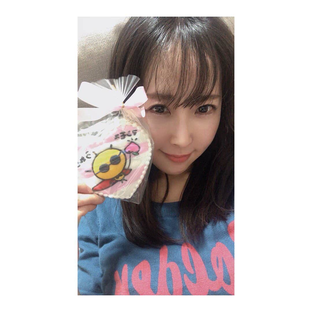 風谷南友のインスタグラム：「酒井さんに以前頂いたアイシングクッキー✨💛  アイシングって凄く綺麗に描けるから可愛いですよね💛🍪  そんな楽しい収録今回のゲストさまは、  私達が今楽しく音楽を楽しめてるのは、この方のお陰✨  日本の音楽業界で重要な役割をされてきた、 音楽出版社『フジパシフィックミュージック』代表取締役会長の朝妻一郎さん✨  音楽出版社の役割をご説明！  大切な楽曲の著作権の管理をしています♪  例えば、作家（作詞家・作曲家）と契約を結ぶことで、 音楽出版社が楽曲の“著作権者”となり、管理を行う。  楽曲がＣＤやＤＶＤ、Ｂｌｕ-ｒａｙ化されて、 ドラマや映画、ＣＭなどで採用してもらえるように レコード会社やラジオ・テレビ局、制作会社などにプロモーションしたり♪  その結果、その楽曲が使用されると、 　楽曲の使用料（印税）が、音楽の著作権を管理する団体 『日本音楽著作権協会（ＪＡＳＲＡＣ）』を経由して、音楽出版社に分配。  音楽出版社は契約に基づいて、作家と使用料（印税）を分配。 音楽出版社は、曲のプロモーションをする代わりに、印税の一部を受け取る。  こんな風に、楽曲を作る人たちに代わって、大事な役割を担ってくださってます。  朝妻さんは、日本にまだこの形態がない時からされていて、 つまり、の形態を海外から取り入れて、日本で作り上げてくださったのですね！  そのお陰で、日本でも国内や、国外の音楽も楽しめているのですね✨  勉強になりました🙏 芸術家さん達を守らなくてはいけませんね✨  そしてSDGsのコーナーでは、  朝妻さんは極力、公共交通機関を利用されてるのと、  近所の商店街の昔ながらのお店で、食料などを買う事で、 そういったお店は、梱包が少ないので プラスチック削減になるということ！  そうですよねー、映画で見るひと昔前の世界では、 小鍋をお店に持っていって買ったお豆腐をそのまま入れて、 梱包もなければ、 そのまま火にかけられちゃうし、 一石二鳥！  過剰包装は減らしていきたいです。 No炭素排出  心地よい地球を🌏  #NACK 5 #森田健作青春もぎたて朝一番！ #朝6：30～7：00の番組」