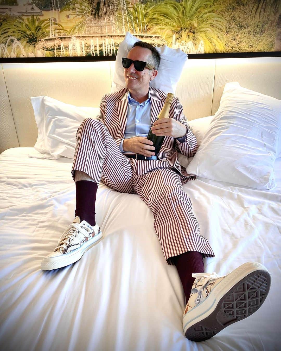 ガルシアマドリッドのインスタグラム：「Día intenso en Málaga. Para esta ocasión voy con traje de tencel en rayas color burdeos, camisa de algodón y seda.   @barcelomalaga   @garciamadrid #garciamadrid」