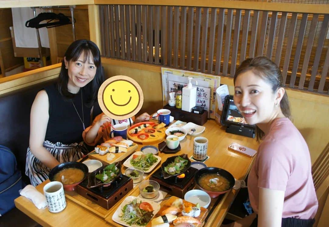 石井優香のインスタグラム：「. 昨日、大好きなあさみに会えたと投稿しましたが きょうは、同じく就活同期の 汐里ちゃん(@shiorimarui )との写真を🥰📷️ . もう1ヶ月ほど前になりますが、 気になっていた"すし波奈"さんにお邪魔しました🍣 日々バタバタと過ごしているなか、 大好きな友人と 落ち着いた素敵なお店で頂くお寿司、私にはとても贅沢な時間でした🥰 話は尽きず、帰り道も 自転車を押しながらしばらく喋りました😁 汐里ちゃん、いつも本当にありがとう😊また8月にね♡← . . #宮城県#宮城#仙台市#仙台 #仙台駅グルメ#仙台パルコ#寿司#寿司ランチ #仙台子連れランチ #すし波奈 #すし波奈仙台パルコ店 さん 息子のお寿司は まぐろといくらを たまごのお寿司に変更してもらえました🍣 #仙台のフリーアナウンサー」