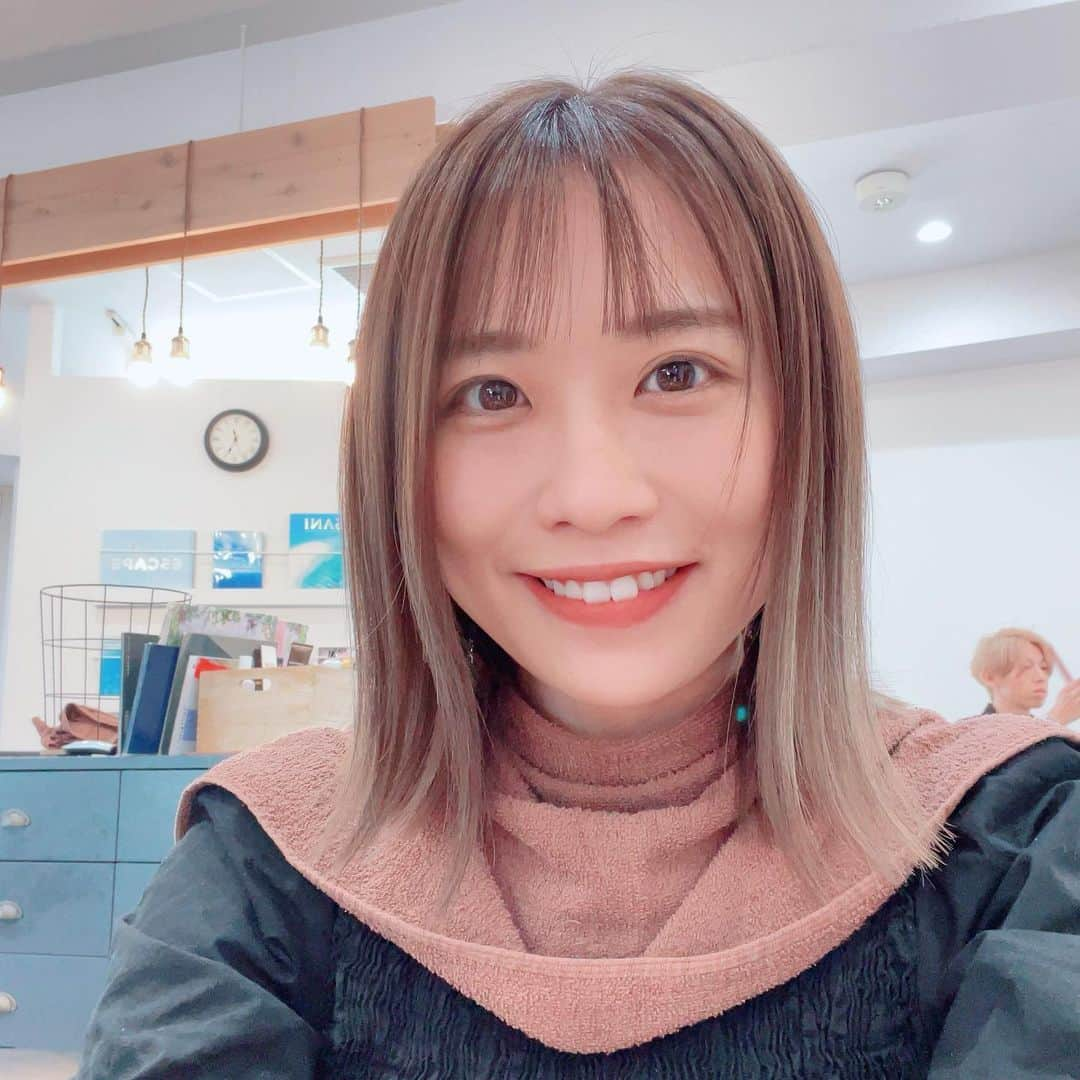 丸山奏子のインスタグラム：「美容室にいけた！🐕 よきですぅぅぅうううう！！！  1 切りたて 2 ヘアセット後 3 よこがお  #little×salt」