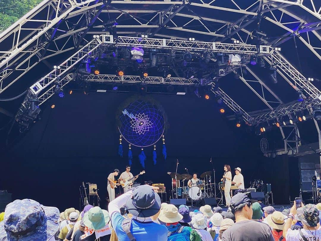 神谷洵平のインスタグラム：「優河with魔法バンド　  Fuji Rock fes ありがとうございました。 コロナ中にみんなでアルバムを制作、 そこから引き続き制作して来た色々な楽曲達を噛み締めながら演奏しました。 昨年はまさかのご本人体調不良で直前に出演を断念。 今年念願のヘブンのステージから見た景色は感じるものがあり過ぎて、色々な事が蘇りました。 そして何よりこんなに良き仲間と出会えた事に改めて喜びを感じてます。 どんどん音楽したひ🔥  備忘録  いやはや、今回は「分」刻み的移動でした。。 出番に間に合って良かった涙　昨夜乗った寝台列車が人身事故で予定の時刻に大阪駅にあらわれず、出前で止まってた時は心臓バクバクでした。。 40分遅れてなんとか現地に到着。 お騒がせしました。そして協力してくださった皆々様に改めて感謝です。  暑さに負けず頑張りました。音楽は心。 かみを  #fujirockfestival #優河　#音楽は心　#かみを」