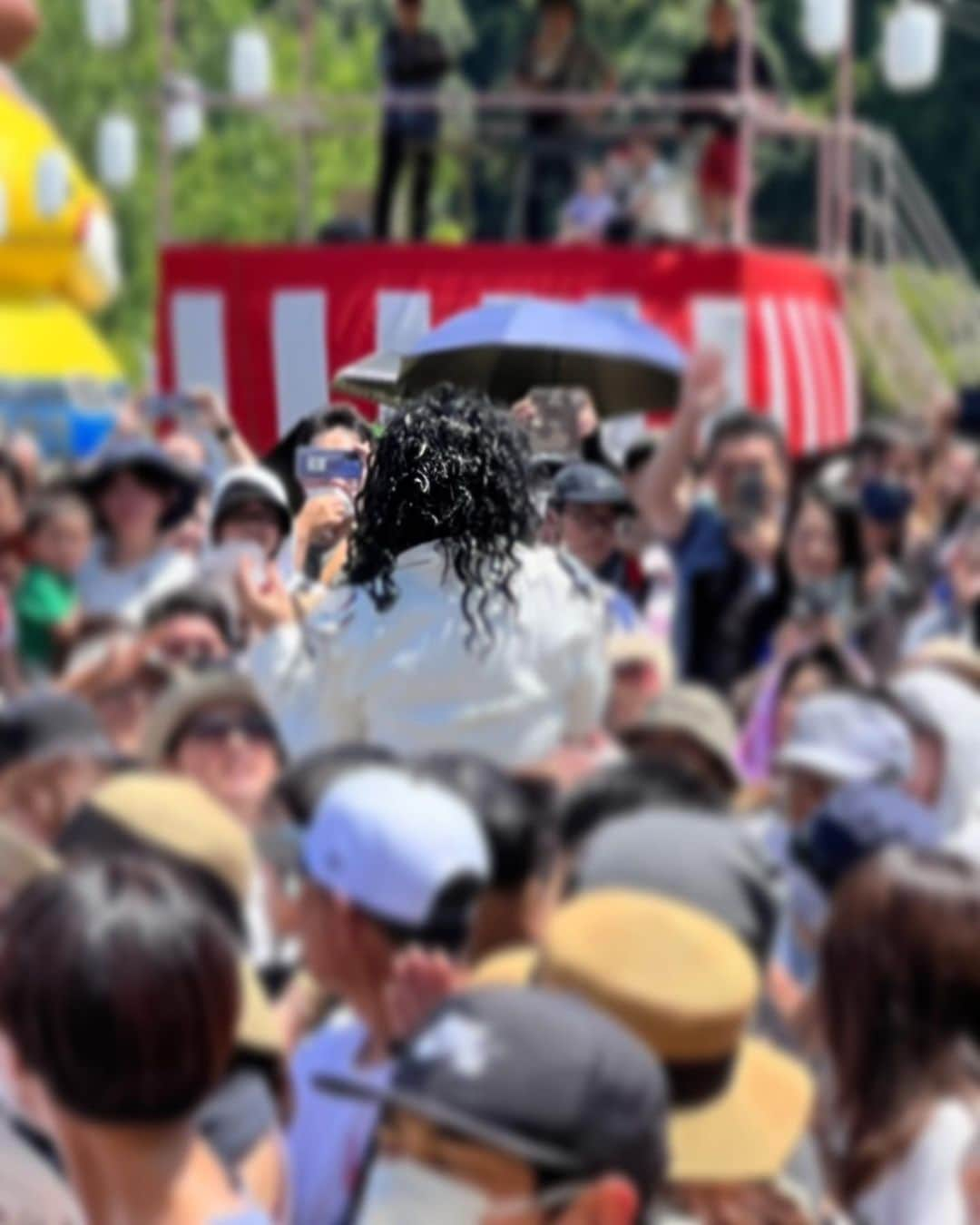 ミラクルひかるさんのインスタグラム写真 - (ミラクルひかるInstagram)「水戸納涼祭も楽しかったですーー こちらのイベントも皆様暑い中有り難うございました。  会場に来てらっしゃった知人が撮って下さった写真です。お上手なんですが この写真を見て、唖然としました。  私はいつからマイケルジャクソンの親戚みたいになったんでしょう！！💦  なんでこんな事になったんだ！ と身内にもいわれましたが、 　　　　、わかりません。  時間をかけて…  ゆっくりと…   こうなったんです。  こうならざるを得なかった。 …それは答えではないと思います。  たぶんこれです。  …そもそもそうゆうヤツだった。」7月29日 15時20分 - miracle_hikaru_official