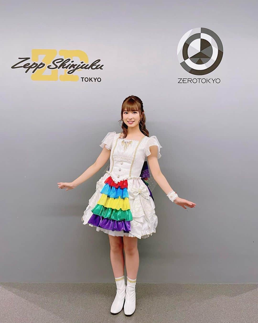 渕上舞さんのインスタグラム写真 - (渕上舞Instagram)「ホワイトをベースに【5周年】ということで、5つのカラーを差し色に加えたアニバーサリーなお衣装❤️💙💛💚💜  #これからもみんなのアイドル #渕上舞 #zeppshinjuku」7月29日 15時26分 - mai_nstagram0528