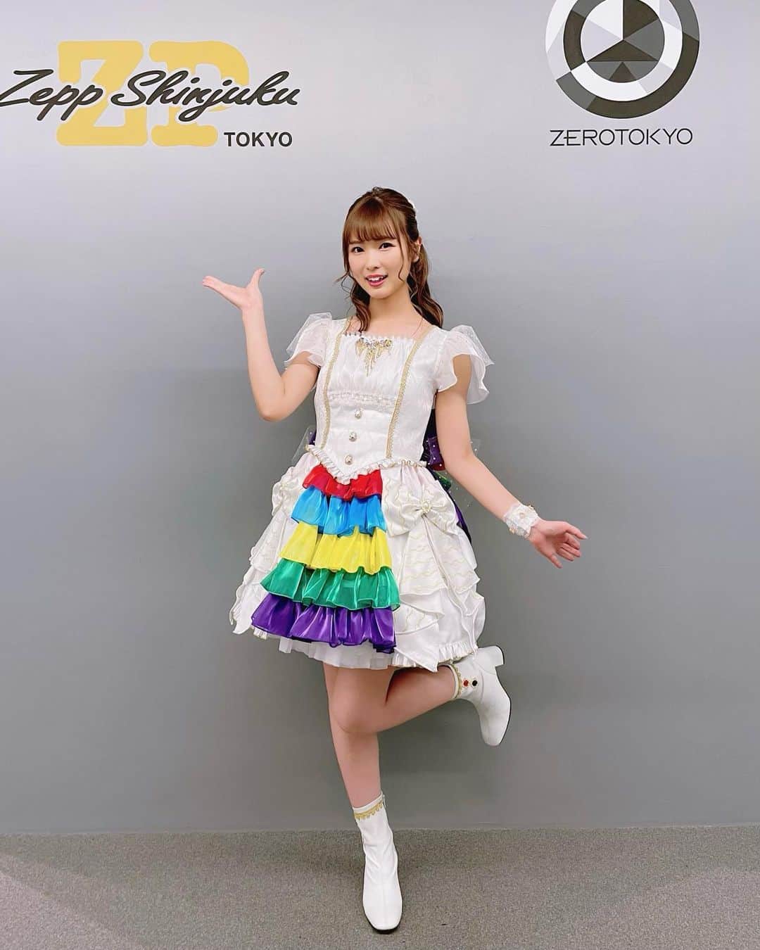 渕上舞のインスタグラム：「ホワイトをベースに【5周年】ということで、5つのカラーを差し色に加えたアニバーサリーなお衣装❤️💙💛💚💜  #これからもみんなのアイドル #渕上舞 #zeppshinjuku」