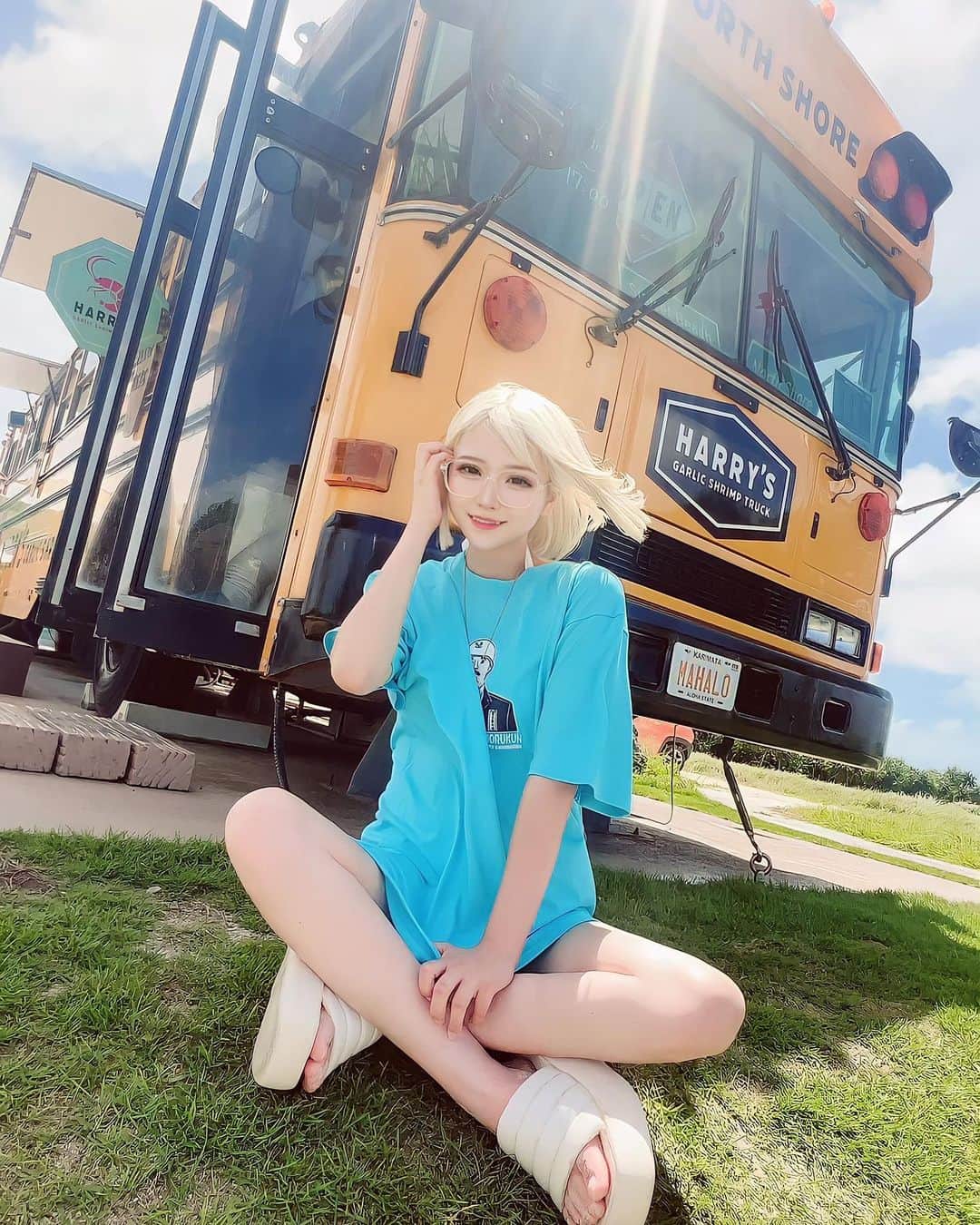 いーたろさんのインスタグラム写真 - (いーたろInstagram)「宮古島２日目まもる君Tシャツ❤️  宮古島観光スポットの１つハリーズシュリンプトラックに行ってきたんだけど全てが映えすぎて楽しかったしエビもとっても美味しすぎた🦐  だがしかし、暴風すぎて髪の毛抑えないと全部逆立っちゃう爆笑  #沖縄#沖縄料理#宮古島#まもるくん #ハリーズシュリンプトラック #いーたろ#いーたろ様#私の沼にハマりなさい#可愛くてごめん」7月29日 15時29分 - itaro0000