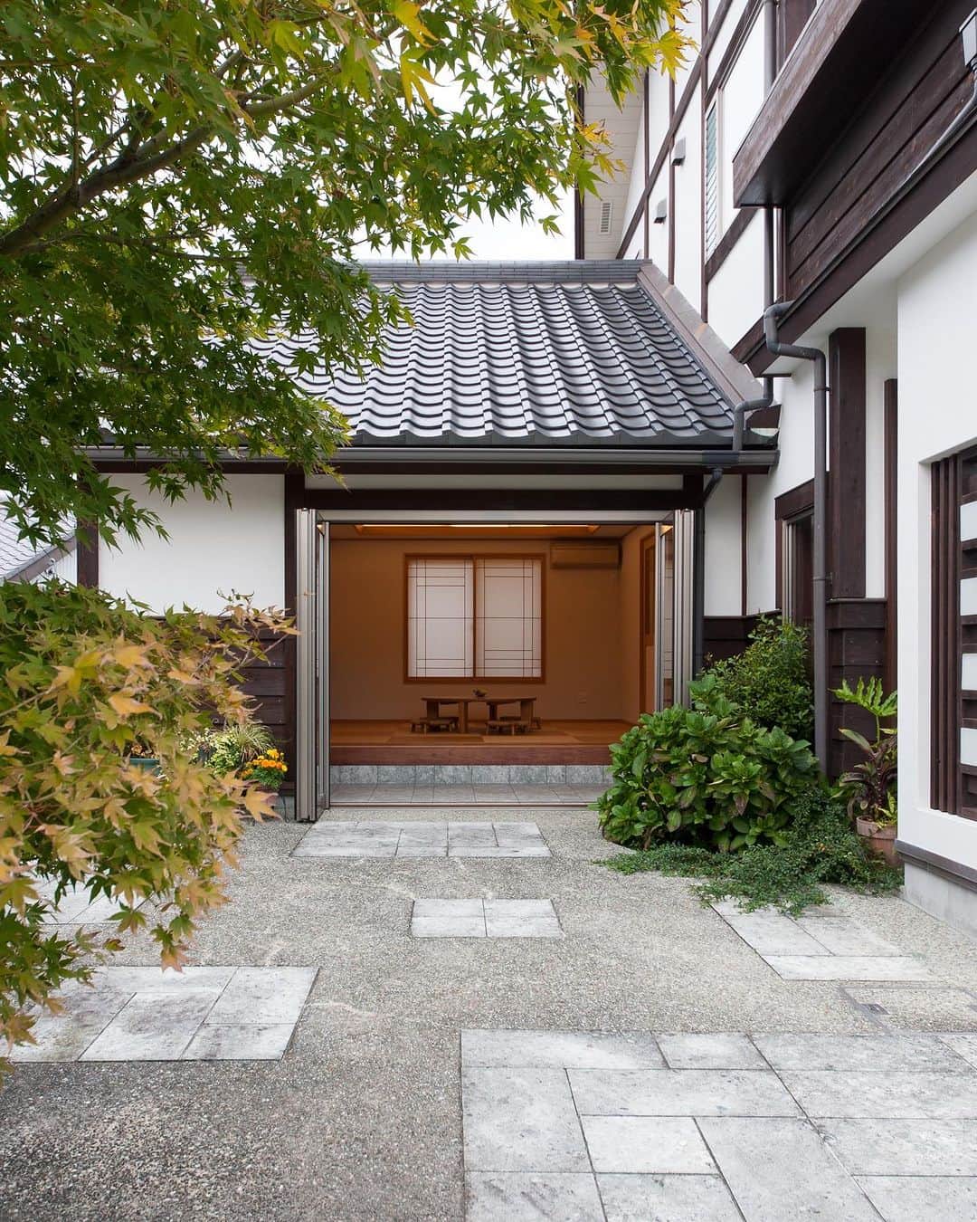 のインスタグラム：「景色を楽しむ暮らし🌿  和室からの眺めは癒しの空間。 玄関にも地窓を設けることで、視界が広がり美しい佇まいになります◎  #外観デザイン #木の家  －－－－－－－－－－－－－－－－ 🚩イベントのご案内 子育て世代の家・新築完成見学会 ～20代子育て世代のご夫婦が、のびやかに暮らす和モダンな木の家～ 2023/8/5（土）-6（日） ＠豊田市若林西町 御自由にご参加頂けます＊ 詳しくはホームページにて🏠🫧 －－－－－－－－－－－－－－－－ 📷その他施工例→@ansinhouse モデルハウスへご来場された方には 施工事例集のカタログをプレゼント！ －－－－－－－－－－－－－－－－ ☆LIXILメンバーズコンテスト2019　地域最優秀賞受賞 ☆LIXILメンバーズコンテスト2021　敢闘賞受賞 ☆2018年おもてなし企業認定 ☆ＢＳテレ東グロースの翼～350万社の奮闘記～ にてTV放送 －－－－－－－－－－－－－－－－ 🎪アンシンハウズ 愛知県豊田市、刈谷市、知立市、安城市 を中心に家族の心と体が癒される、 自然派健康住宅を手掛けている工務店です◎ 住まいのことならなんでもお任せください！ FREE：0120-521-453 －－－－－－－－－－－－－－－－ 🙋‍♀️更新している中の人→@ans_hana09 ▶チャイルドマインダー ▶Webクリエイター ▶イラストレーター ▶収納アドバイザー ▶ルームスタイリストプロ －－－－－－－－－－－－－－－－  #アンシンハウズの家 #豊田市工務店 #刈谷市工務店 #無垢の木の家 #自然素材の家 #リノベーション #自然派健康住宅 #パッシブ #パッシブデザイン #パッシブデザイン住宅 #パッシブハウス #モデルハウス公開中 #豊田市注文住宅 #刈谷市注文住宅 #安城市注文住宅 #注文住宅 #内観デザイン #内観 #和室 #和室インテリア #庭 #庭を楽しむ #玄関 #玄関インテリア」