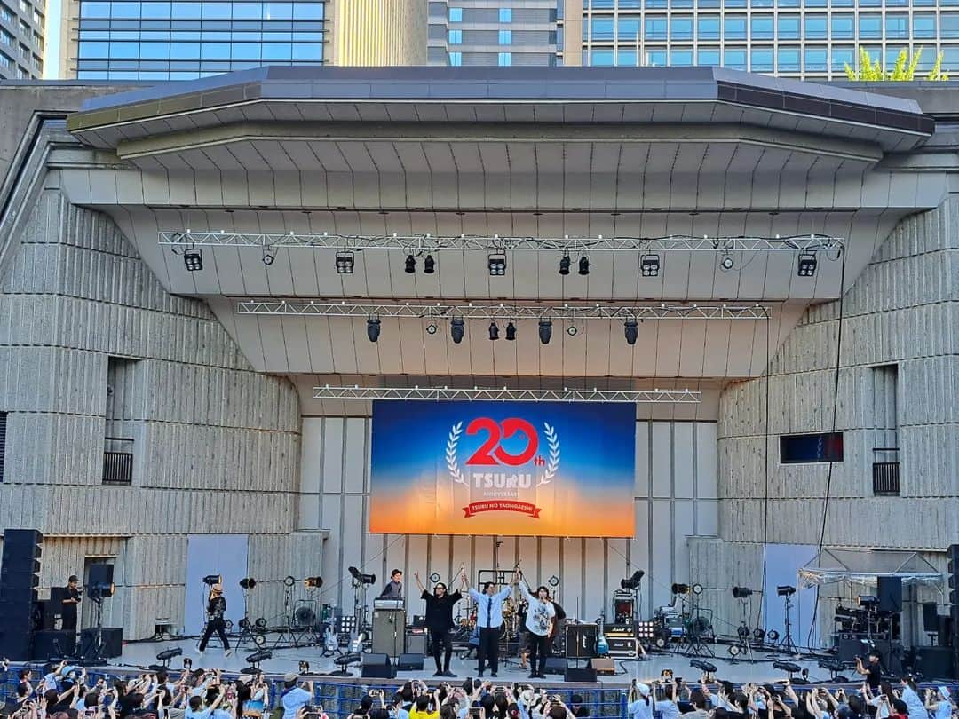 のインスタグラム：「7月23日。 日比谷公園大音楽堂での鶴のワンマンライブ、 「結成20周年記念 鶴の野恩返し～みんなにワイワイお祝いしてもらう会～」に行ってきました。  今年の1月と5月にゲストに来てくれて。 野音までのカレンダーを置いて行ってくれたので、 スタジオに飾っていました。 行けるか、行けないか、わからなかったけど、 なーーんかカレンダーを見ては気になっていて。 それは、、、  ①ミニアルバム「4-4」の1曲目、 【愛とでも呼ぼうか】を最初に聴いた時に、 ライブのクライマックスでこの曲を聴いてグッときてるイメージができた ②「ちかよさん、野音に来るしかないじゃないですかー」と秋野さんに言われた  ②は、話の流れだと思うけど、 でも、その話しの流れで、 「そやな」って思ったんよね。  こういう時は、行かないと！  日比谷野音に来るのは、 イナ戦の初の野音以来やなーと思っていたら、 そのイナ戦から一番大きなお花が届いてた！ わかり合えるものがあるんだろうなぁ。  暑い一日で、夕方になってもまだ全然暑くて、 客席は強烈な西陽。 めちゃくちゃ暑い。 でも、バテるわけではなく、 会場はワクワクする空気に包まれていました。 ライブを見る、それだけじゃなく、 なんだろ、託していた夢が叶うと言うか。 これは「ソウルメイト」たちにとっても夢が実現する時だもんね。 うん。 そのことをずっと感じるライブでした。 メンバーもずっと楽しそうだった。  16:40頃に始まって、18:00回った頃かなぁ。 「あ、風が吹いた」って思った時に披露されたのが【バタフライ】  ～今目の前で吹いた風が～って。  20年で初の野音。遅いのか早いのか。 それはわからないけど、 呼ばれたんだなぁ、鶴、野音に！  このタイミングで、このメンバーで、 この曲を、野音でやるために！  【愛とでも呼ぼうか】  イメージしていたよりも、 何倍もグッときた。 来てよかったと思いました。 ありがとう。おめでとう。  ただ。 前回の日比谷野音、 イナ戦の後、一緒にビール飲んだ、 FM岡山の藤岡ちゃんも会場にいたのに、 全然気づかず、会えなかったのが心残り。 Twitter、ちゃんと見とけばよかった！！  あと。 THE YELLOW MONKEYのヒーセさんとエマさんからのお花。 お花にそれぞれのキャラ出てるわー。 エマさん、なんかエロいもん(笑)  #鶴 #20周年おめでとう #日比谷野音」