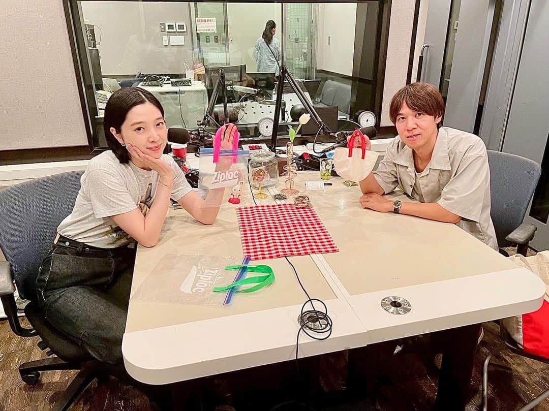 小谷実由のインスタグラム：「#おみゆの好き蒐集倶楽部 最新回ep.17更新されました📻今回はロッチのコカドケンタロウさんがご来訪！🪡🛍️🐥  コカドさんのInstagramでお馴染みの趣味、ミシンについてのお話を沢山お伺いしております。40代に入られてから、毎年1つ新たな趣味に挑戦する年間趣味の中で昨年始めたミシン。初めてミシンを掛けたときのお話が素敵でした🌹 この日もご自身で作られたシャツとパンツ、バッグでいらしてくれたのですが本当に綺麗に作られていて感動、、👏(インスタでずっと見ていたので本物だ！！！と言ってしまった🦭)  コカドさんの新しいことに挑戦する際の定義もとてもかっこよかったです、、なかなか新しいことにトライできない方は(私を含め)勇気が出るはず、、🌼🌼  @omiyuno_sukiclub」